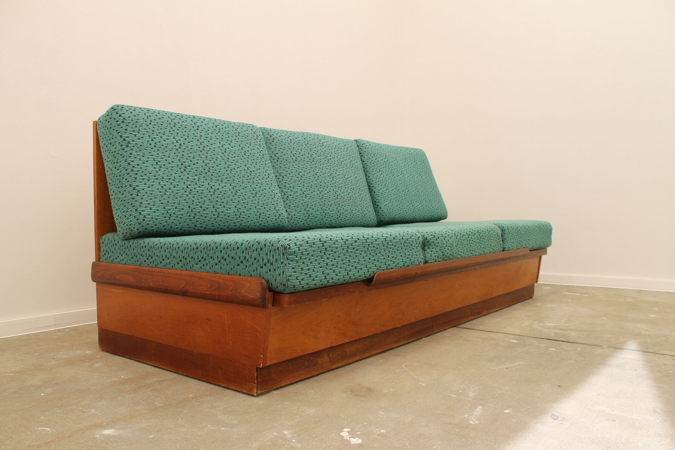 Mid century sofabed in walnut by jindrich halabala for up zavody, 1950´s