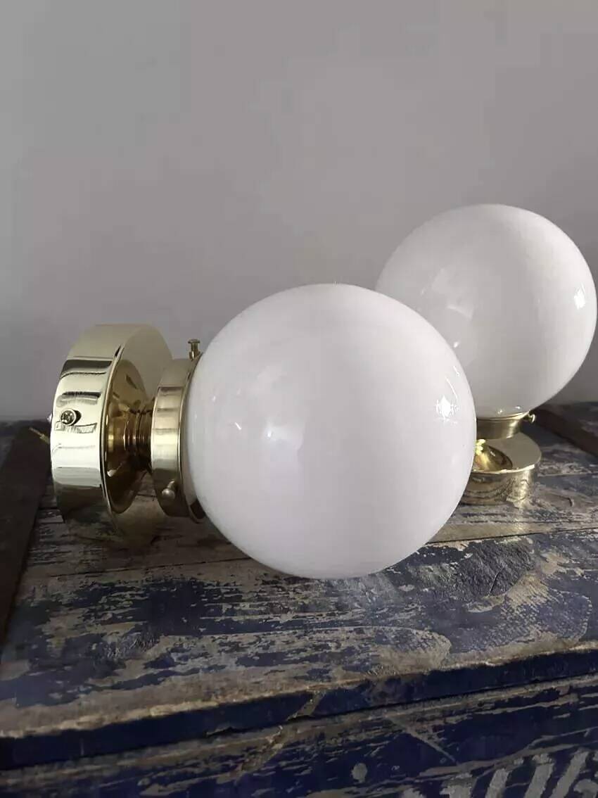 Paire d’appliques globes en opaline blanche