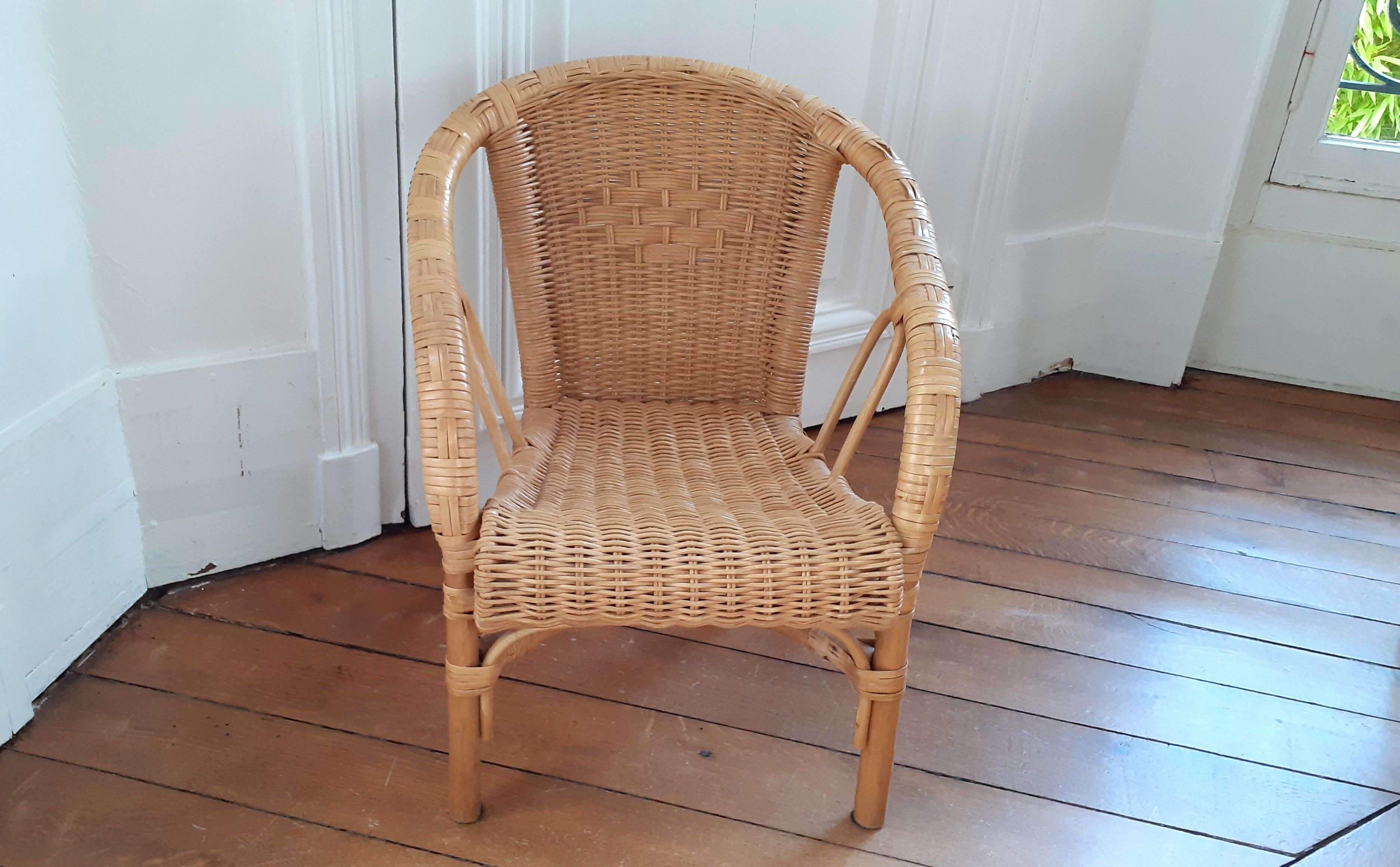 Fauteuil en rotin pour enfant