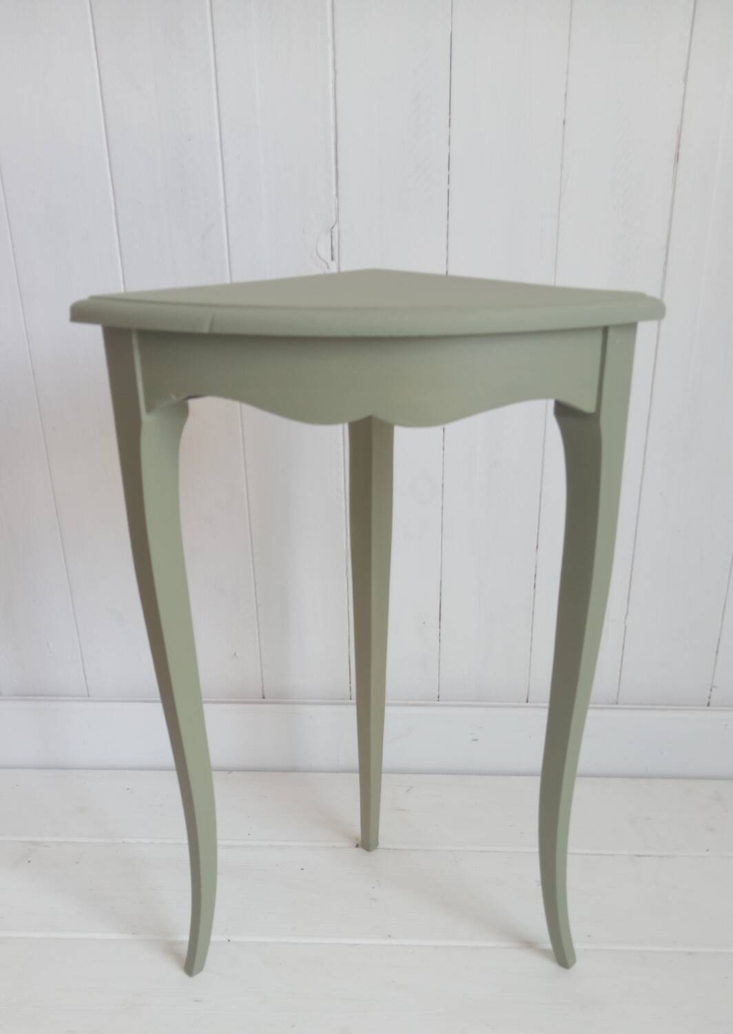 Corner pedestal table