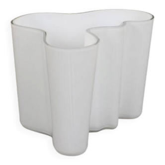 Large Iittala / Alvar Aalto “3030” / “Savoy” vase / white / mid-century modern design