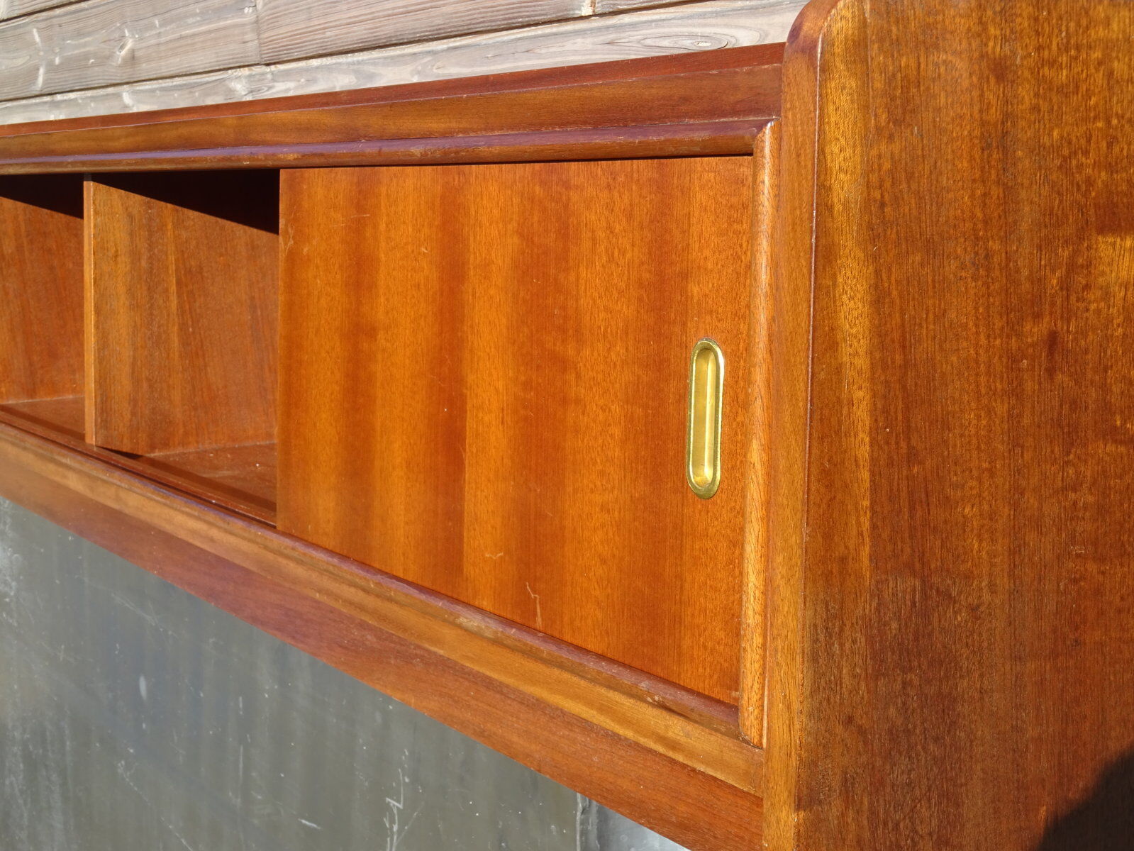 Cozy shelf 50s sliding doors