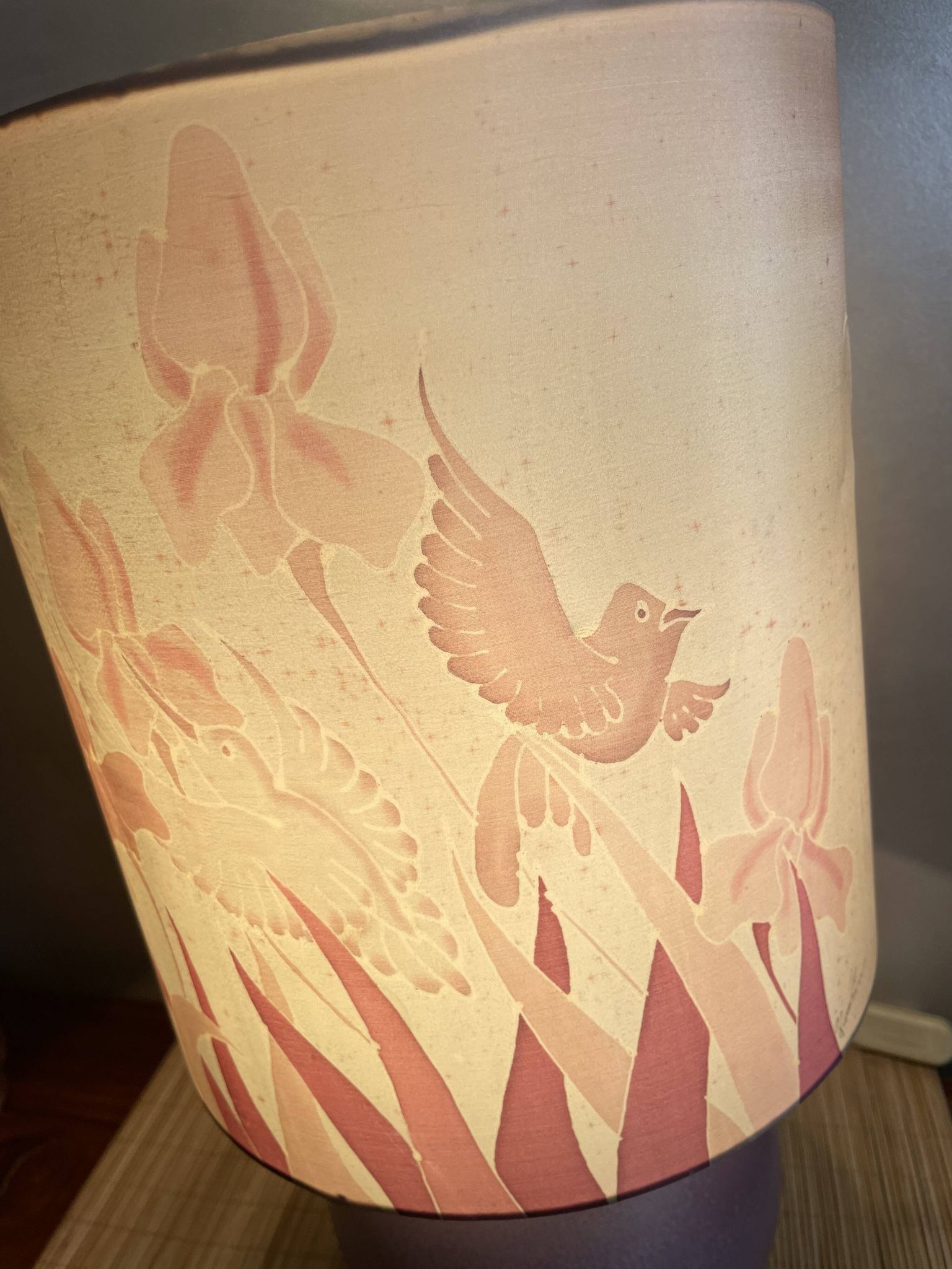 Lampe céramique lilas décor iris et oiseaux