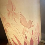 Lampe céramique lilas décor iris et oiseaux