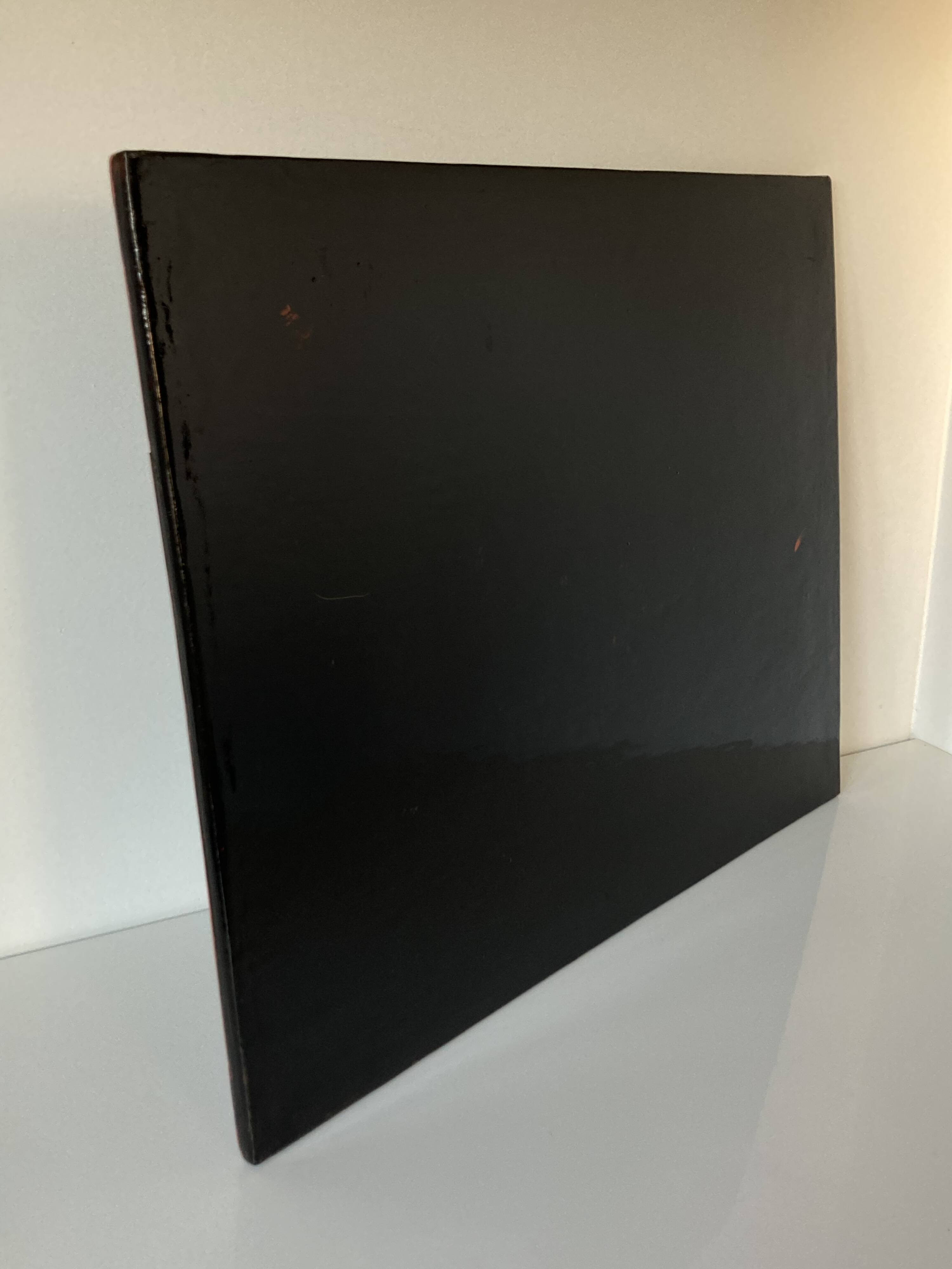 Grand plateau rectangulaire en bois laqué et gravé à décor de personnages. Birmanie, vers 1970.