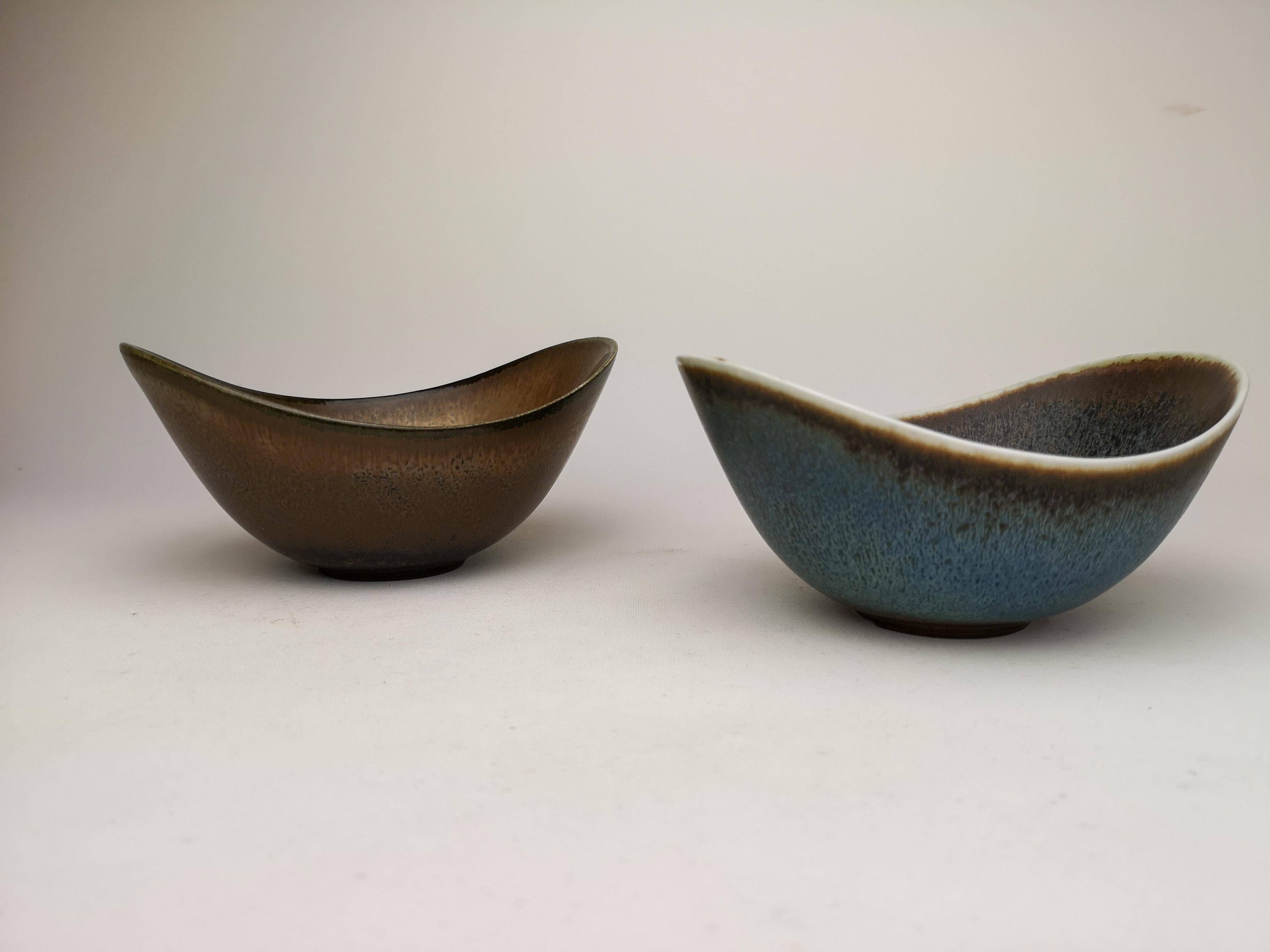 Mid-century pair of bowls by Rörstrand Sweden by Gunnar Nylund, 1950s.