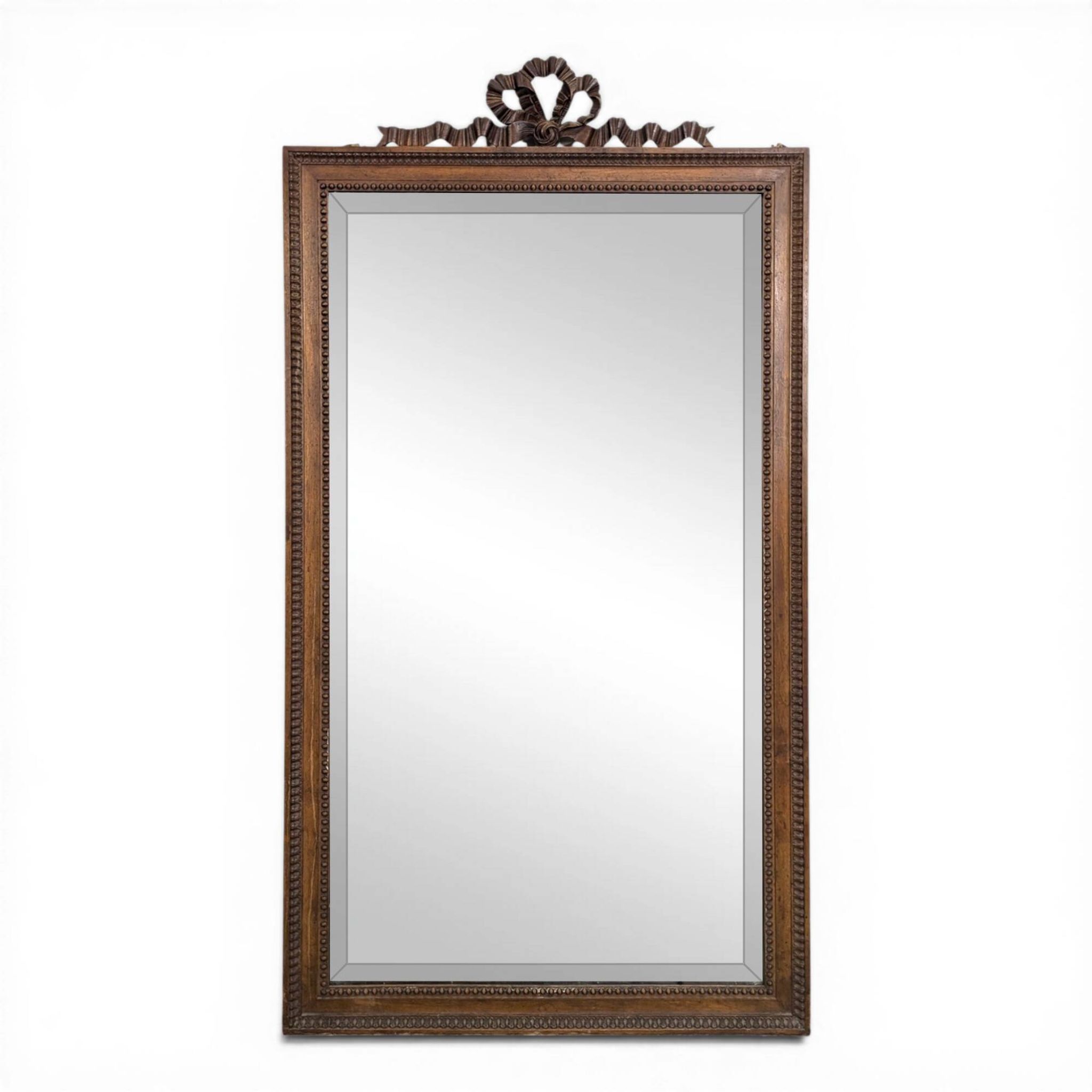 Miroir de style Louis XVI en noyer sculpté