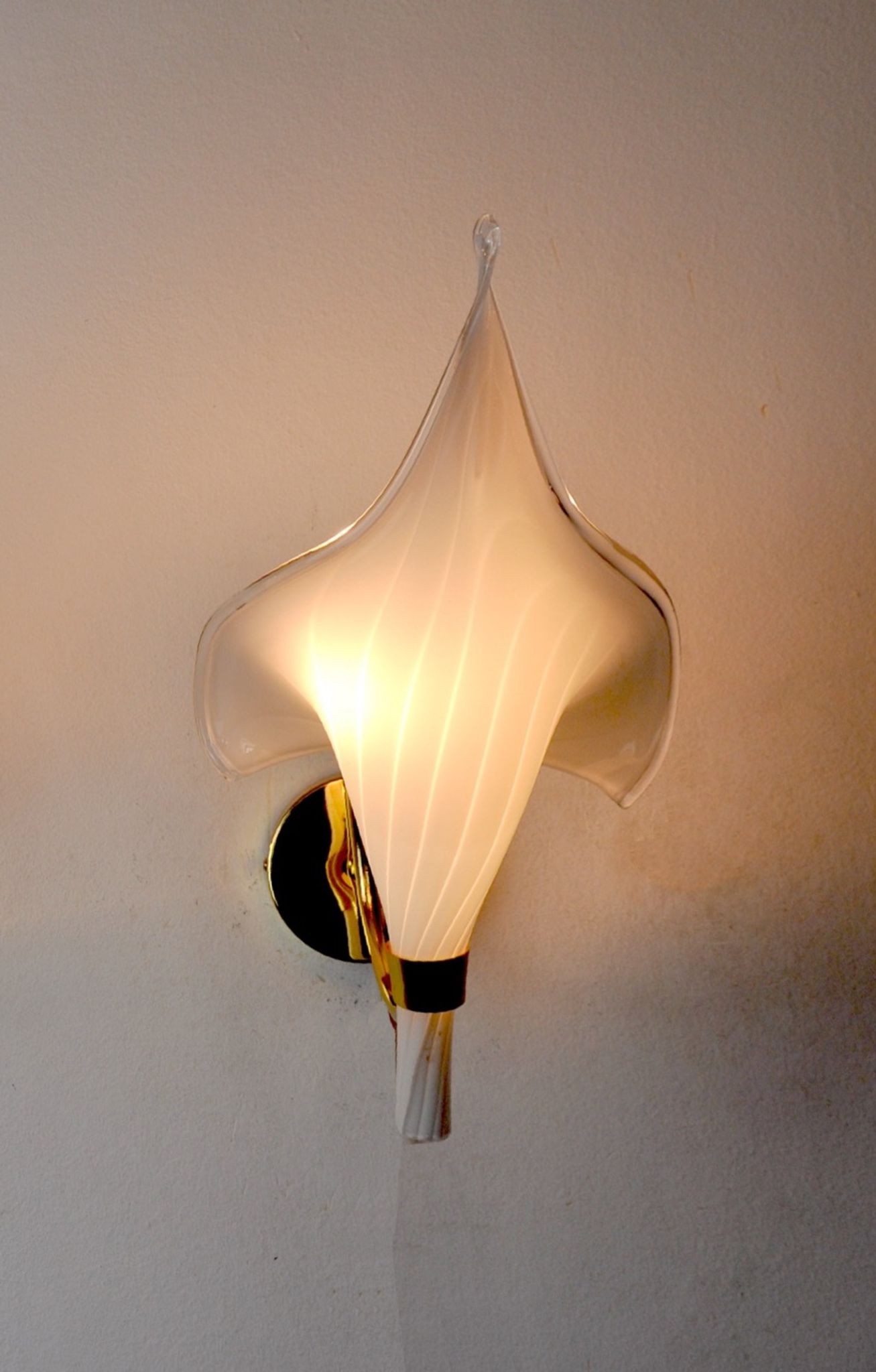 Applique fleur de lys blanche, verre de murano, Italie, 1970