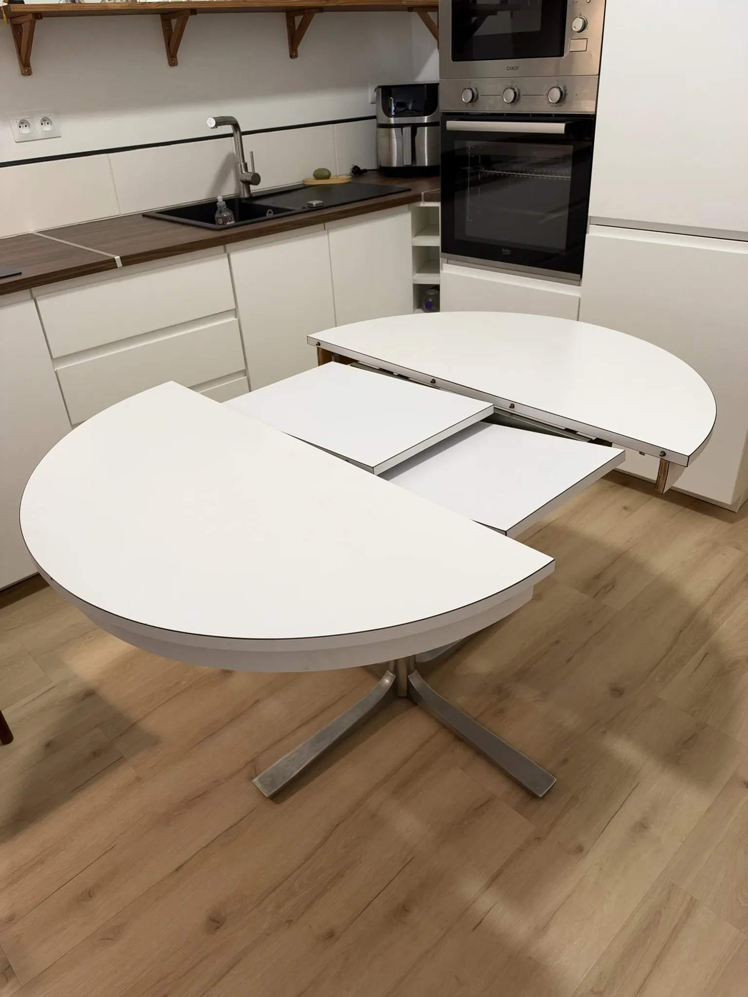 Round table Space Age Roche Bobois with integrated extensions system 1970.