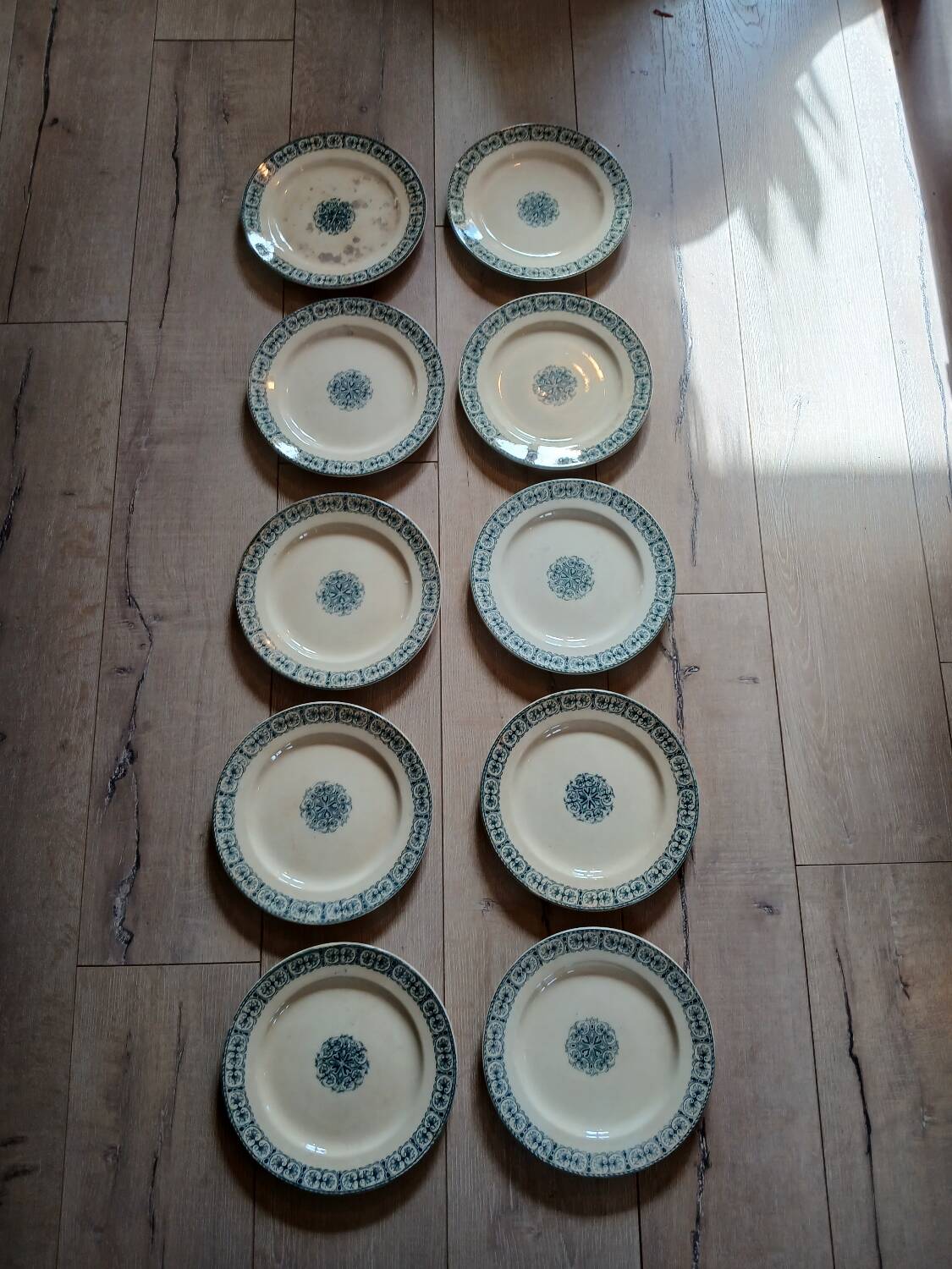 10 old flat plates Terre de fer