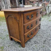 Commode galbée style Louis XV en noyer massif 