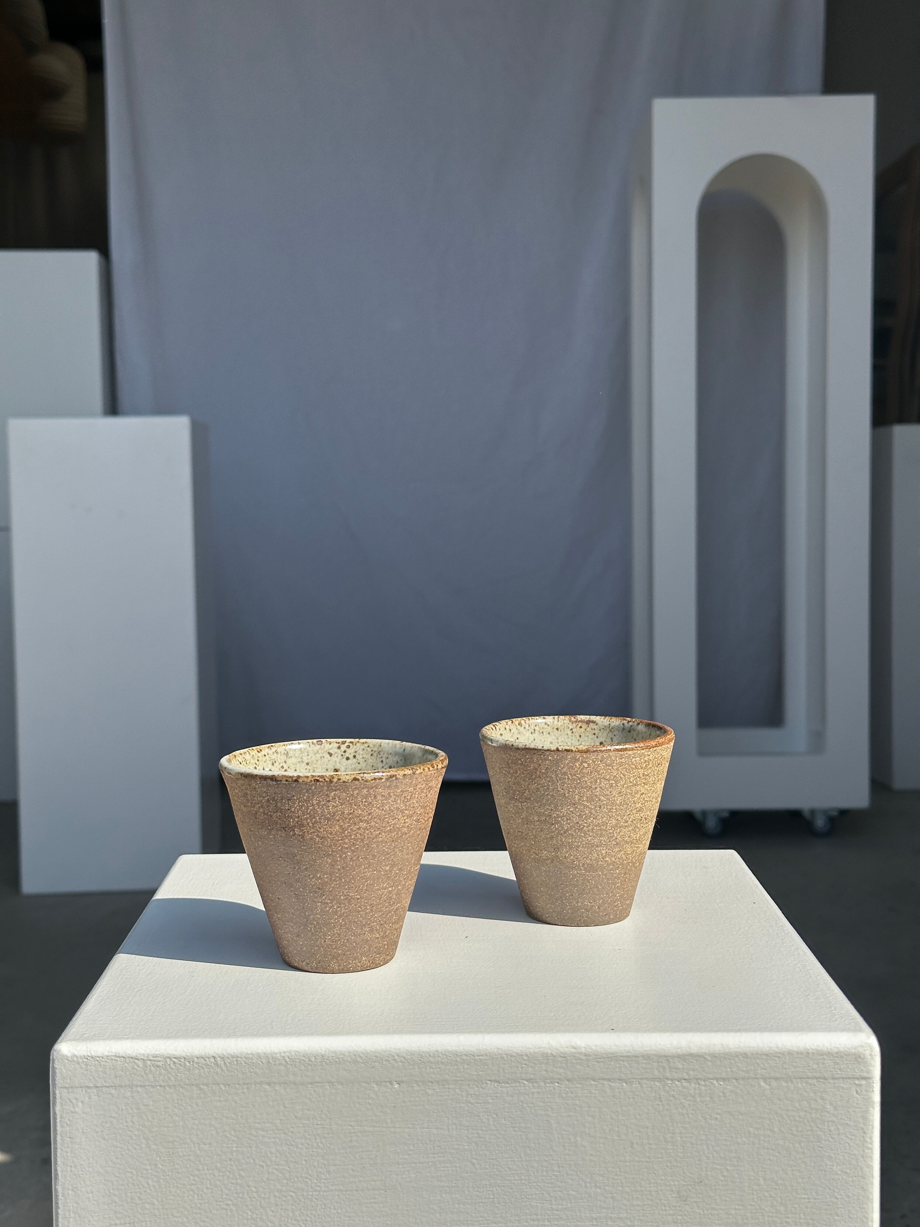 Lot de 2 tasses / mug en céramique indonésienne (mat brun)