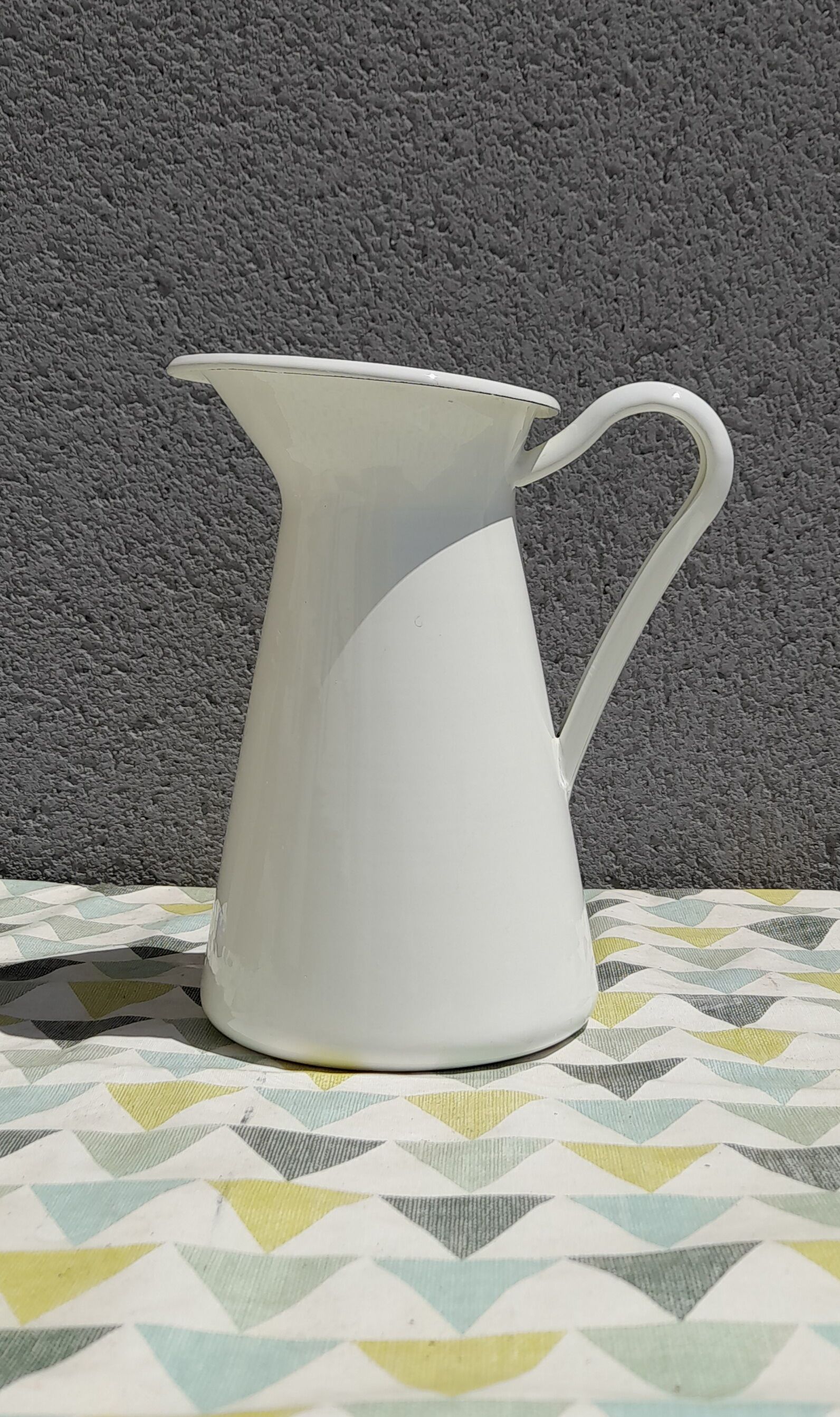 Broc in white enamelled sheet metal