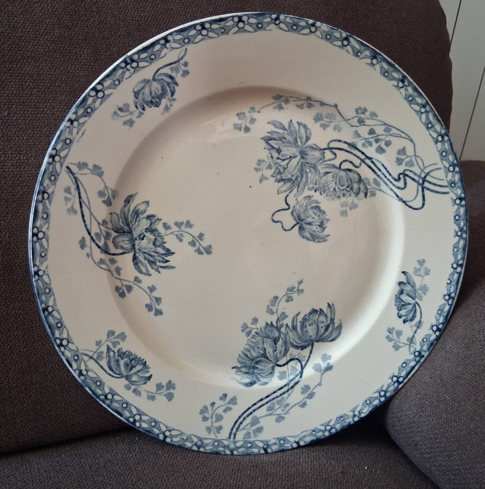 Service of 33 plates and compote dish Royat U&C Sarreguemines 1900 in blue ironstone.