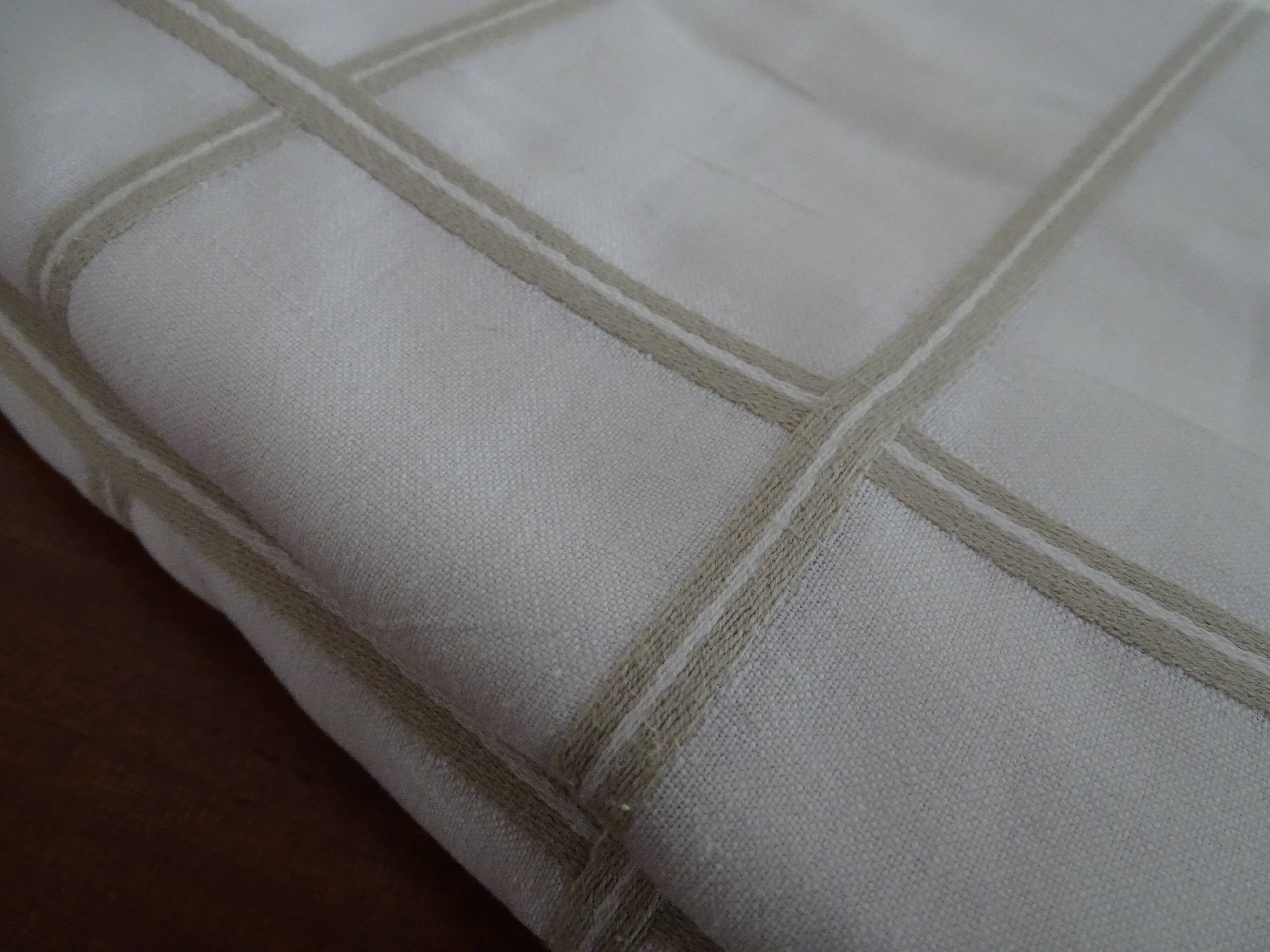 Tablecloth and 10 napkins with bedding