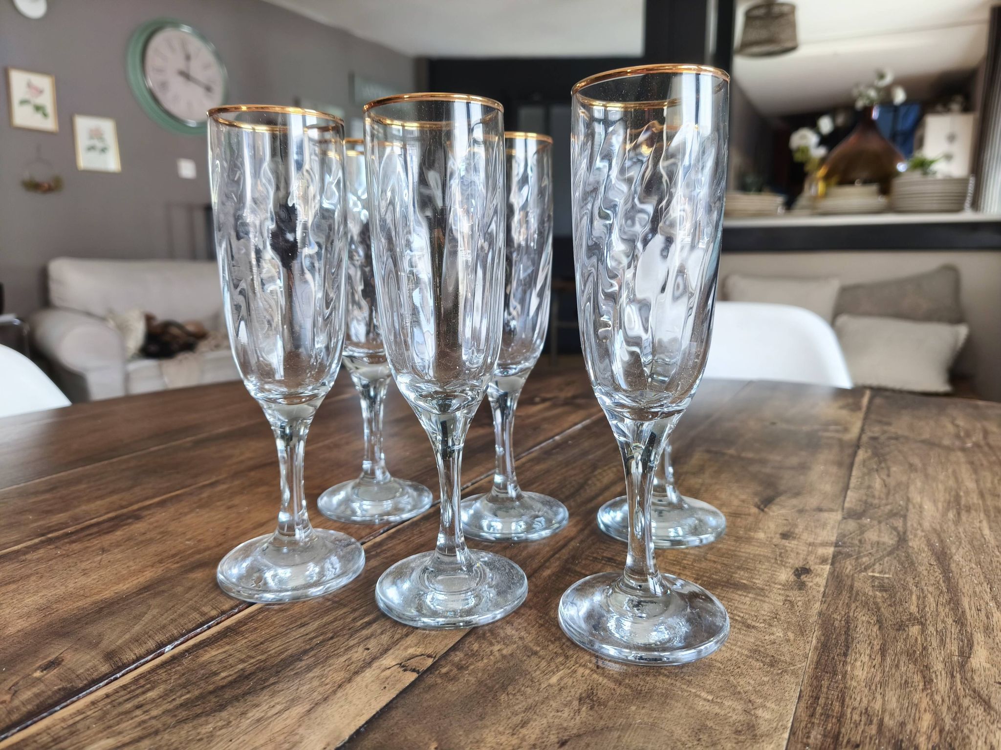 Set of 6 vintage champagne flutes with scrolled drinking rim and gold trim