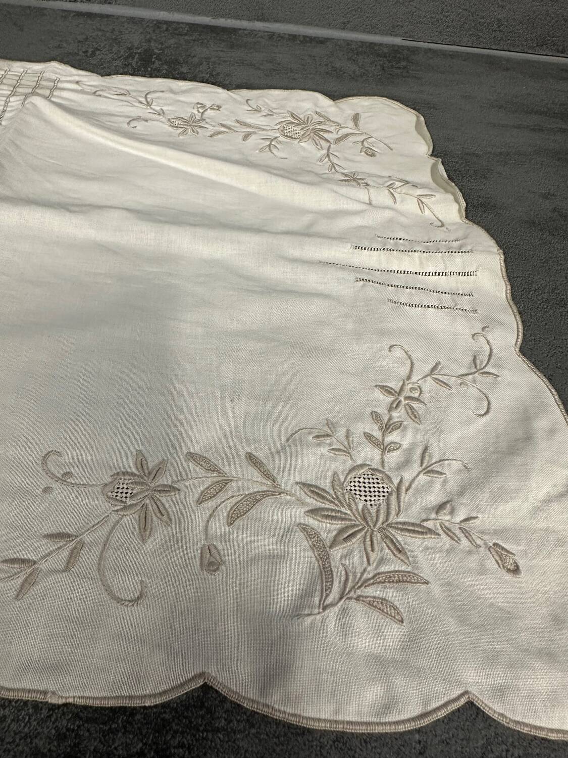 Old embroidered cotton table runner - circa 1900 - l 105 cm / l 68 cm