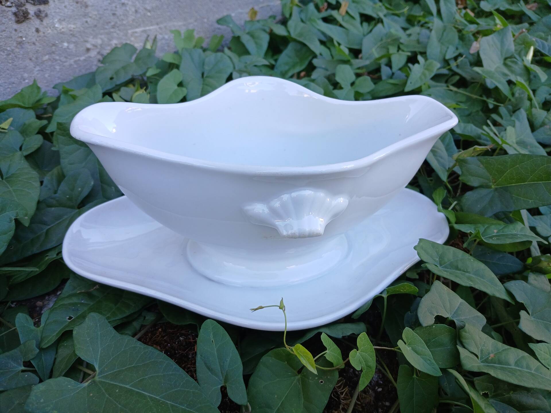 Saucière en faïence blanche 