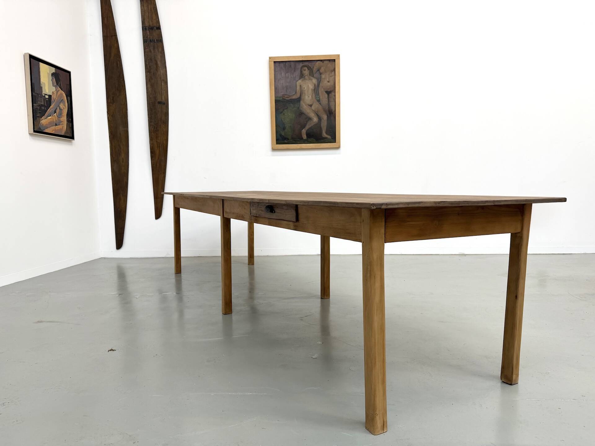 XXL table with 6 legs made of solid pine and rubberwood.