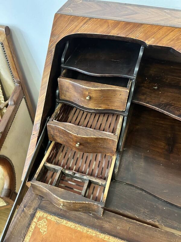 Secrétaire en marqueterie de bois de rose transition Louis XV Louis XVI