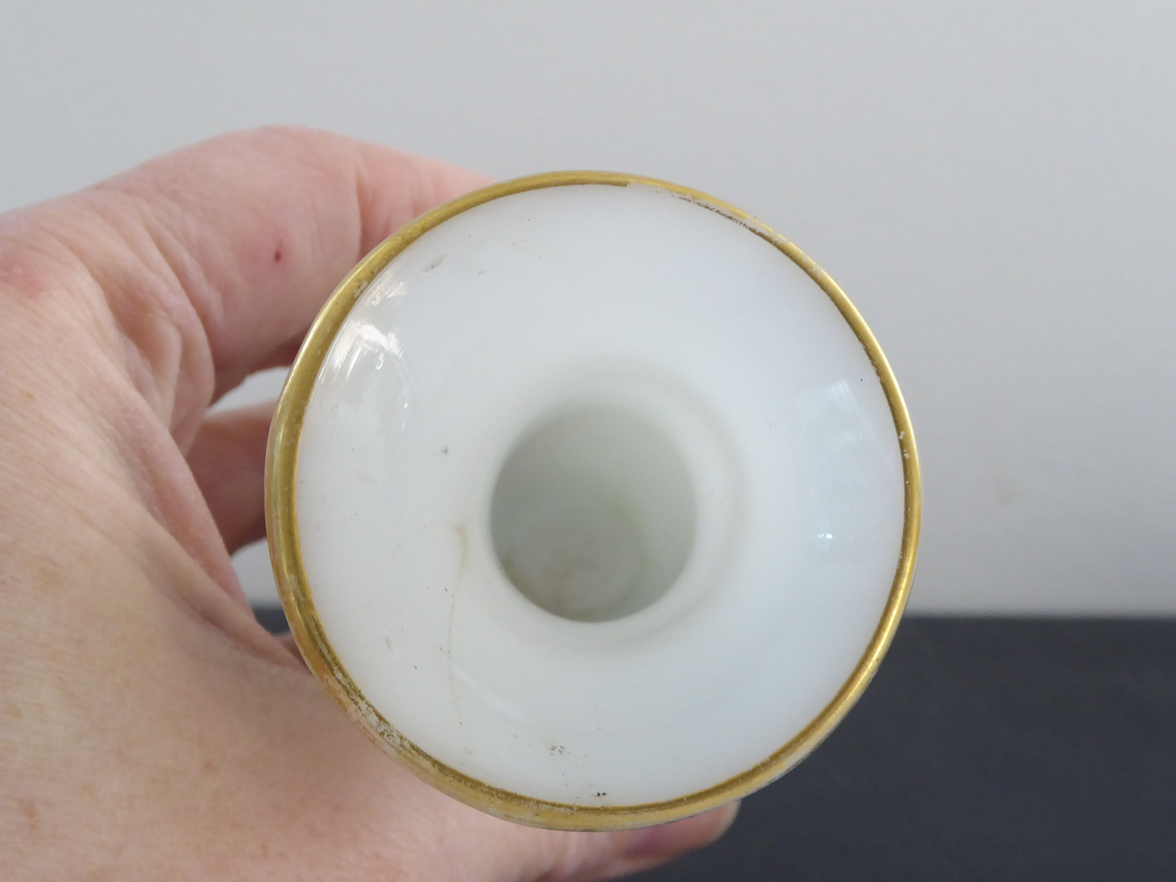 Vase miniature en opaline