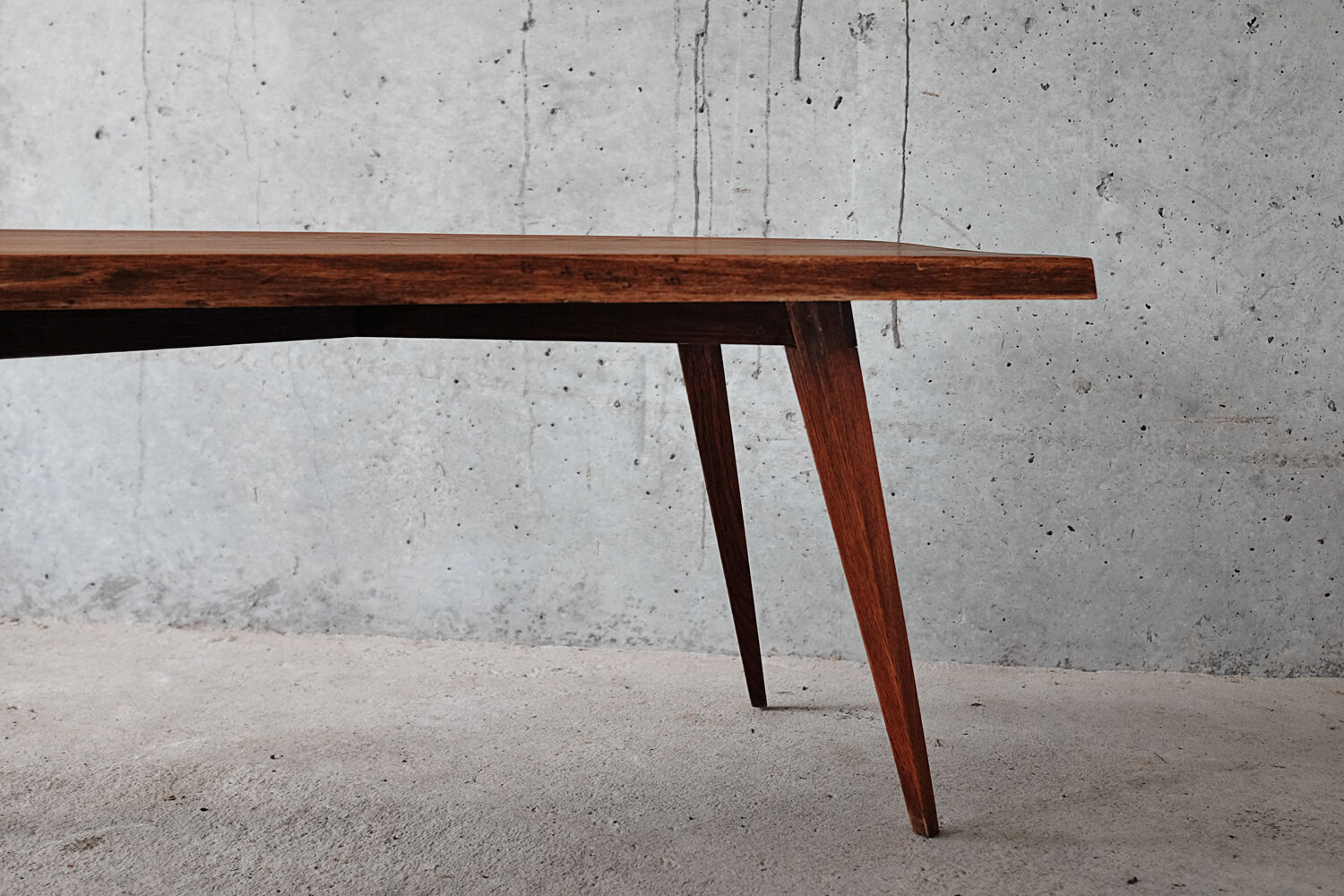 Table basse en bois brut forme libre et pieds compas années 50 60