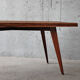Table basse en bois brut forme libre et pieds compas années 50 60