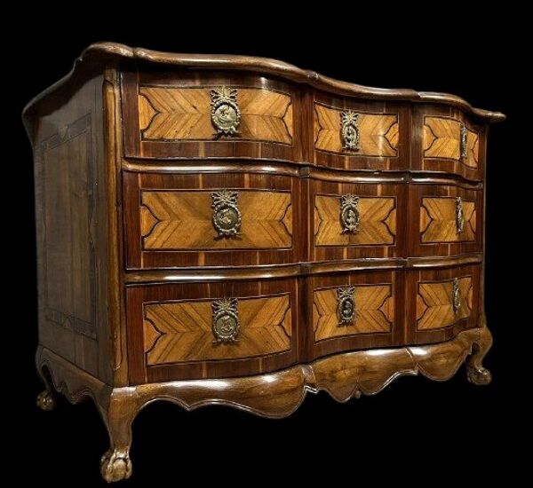 Commode Arbalète époque Louis XV en marqueterie de bois nobles époque XVIIIeme