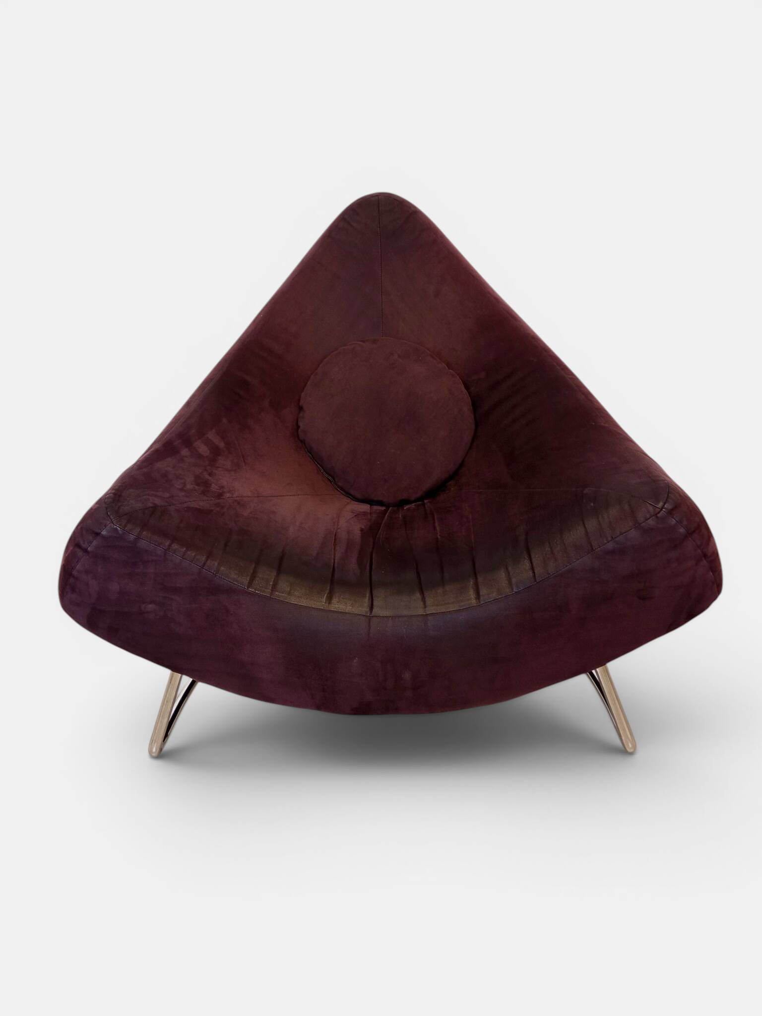 Fauteuil triangulaire "Chili" par Paul Falkenberg – Alcantara Chocolat