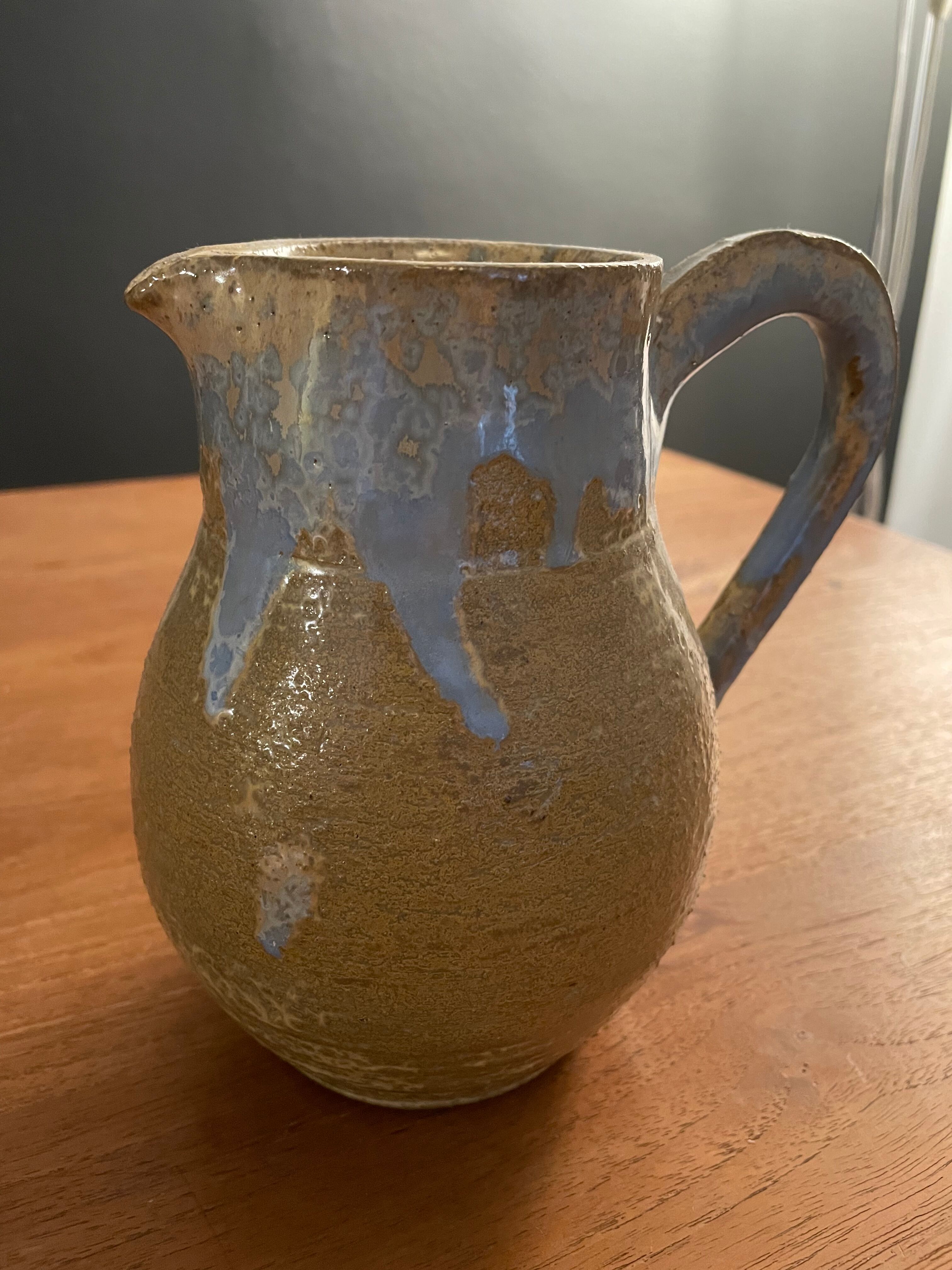Pichet carafe pot à eau en grès émaillé signé
