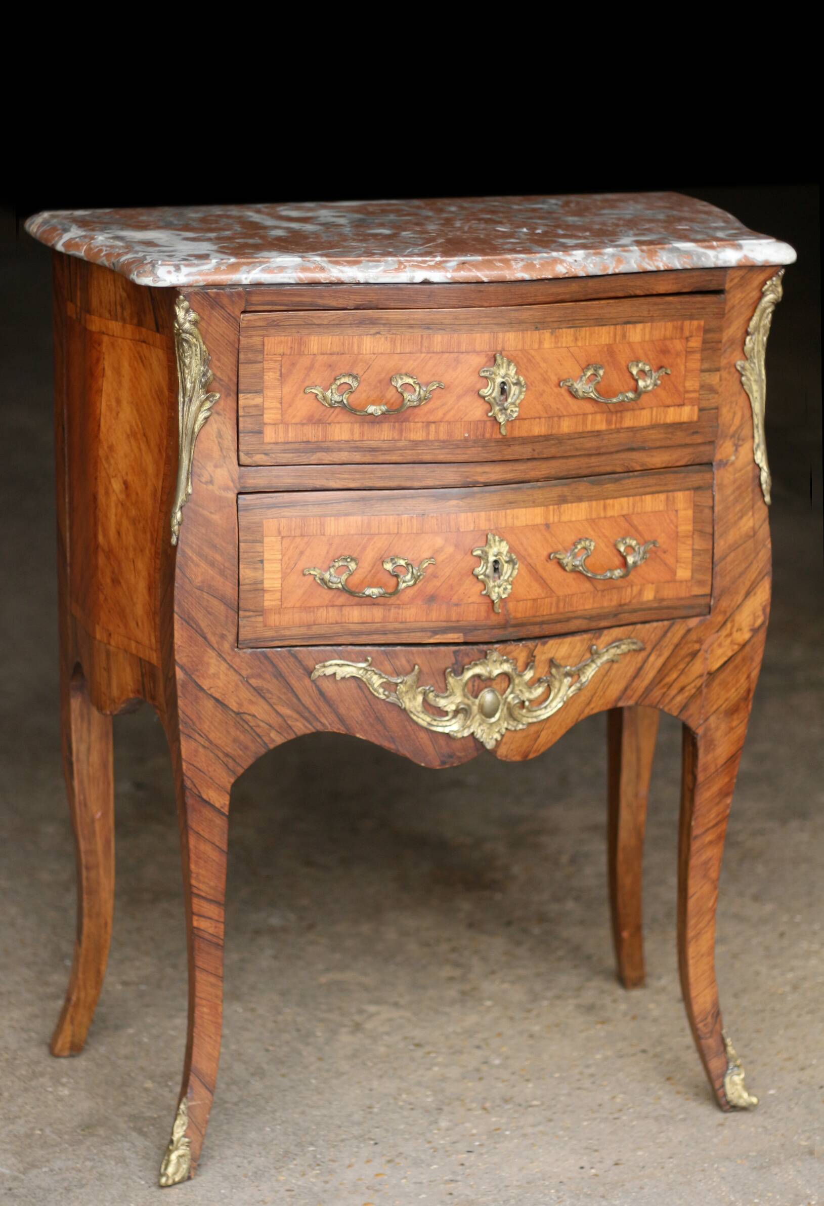 Petite commode en placage de bois de rose (19eme).