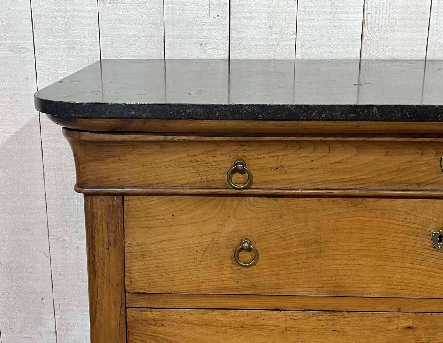Commode Restauration XIXème en merisier et dessus marbre noir