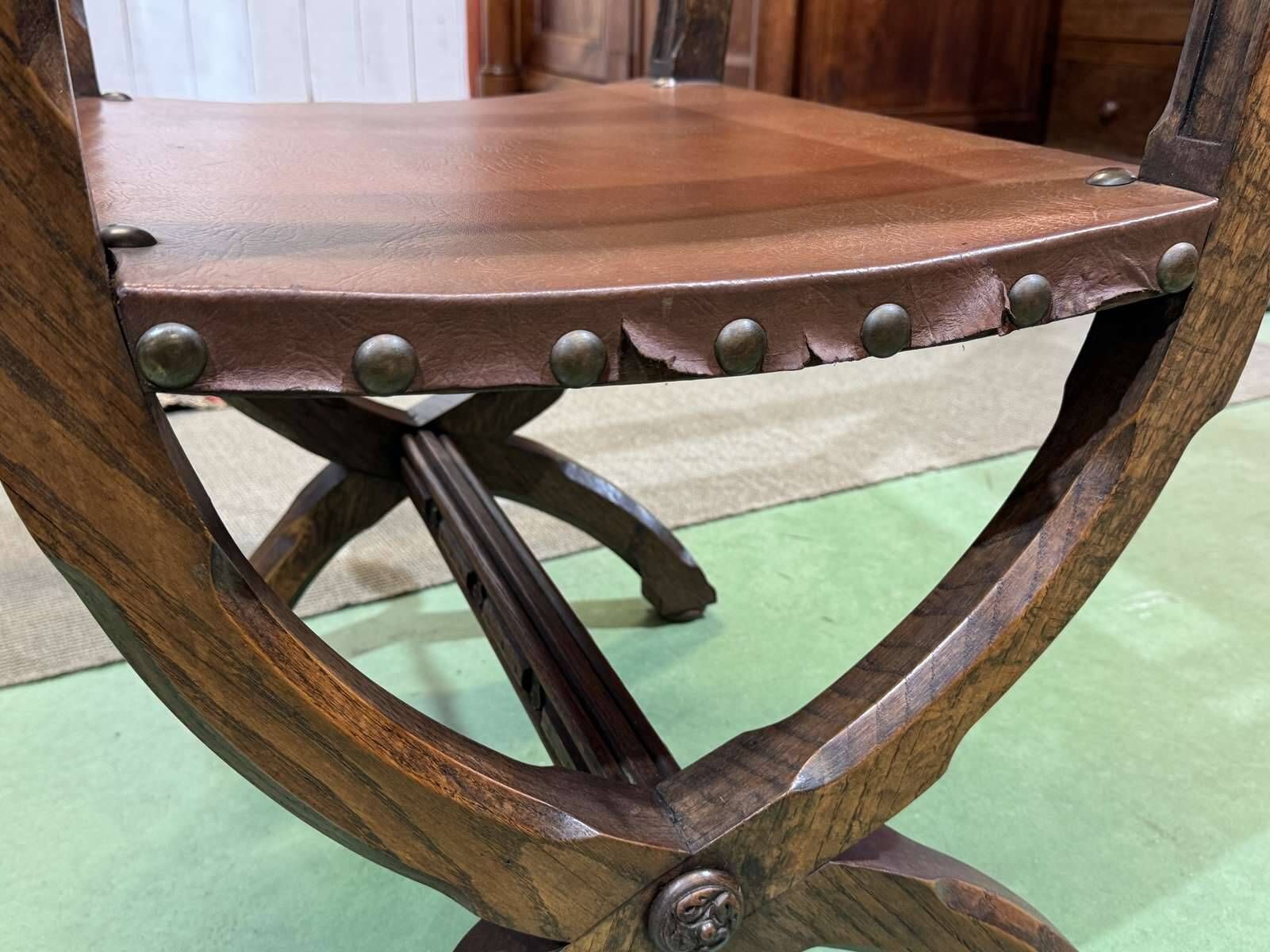Suite de 6 chaises et 2 fauteuils en chêne et cuir à décor gothique