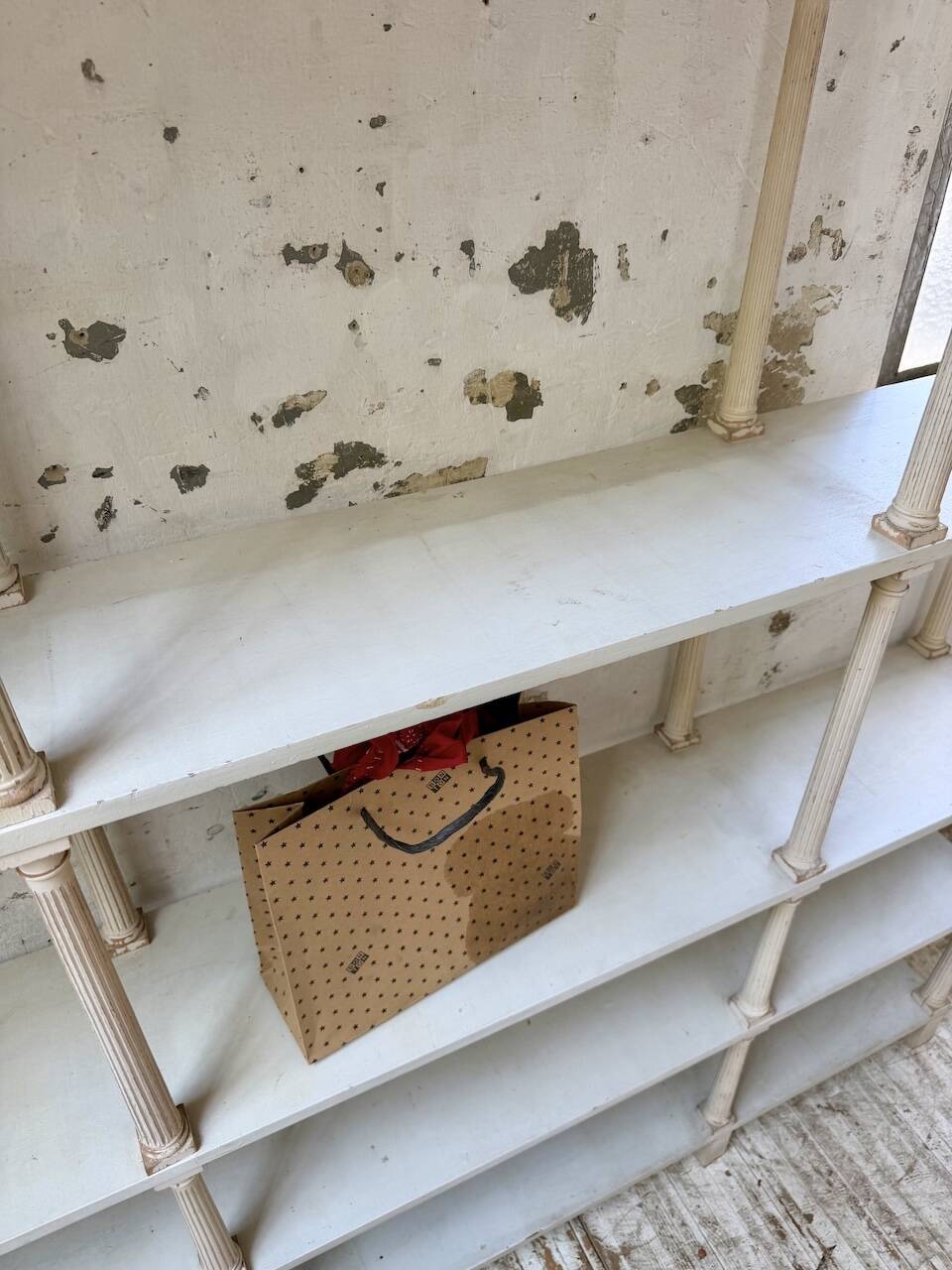 Bibliothèque, étagère XL Napoléon en bois patiné blanc
