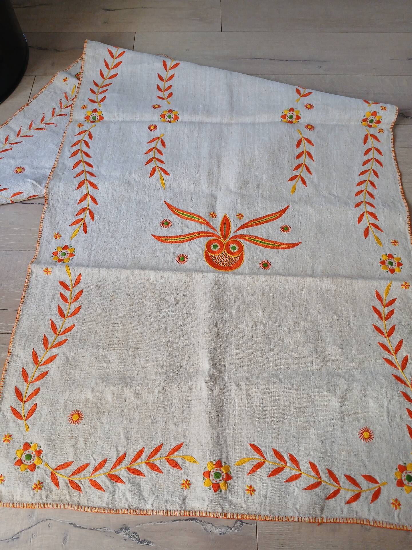 Chemin de table vintage en toile épaisse brodée 