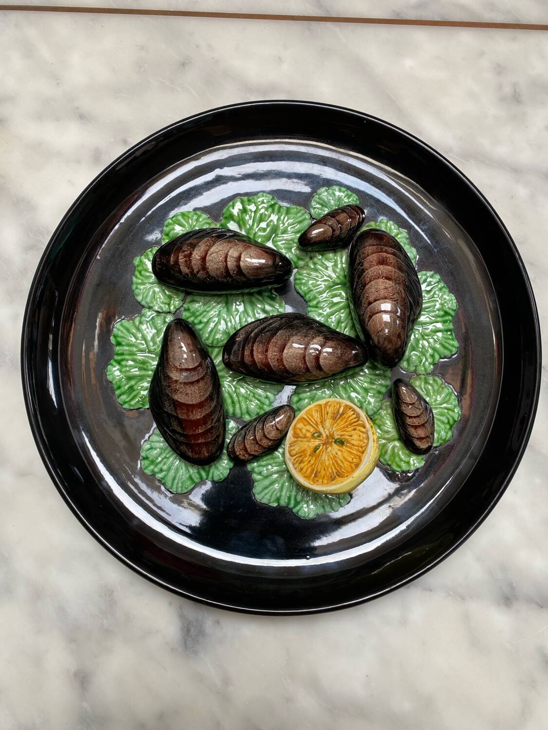 Assiette vintage barbotine Vallauris trompe l’oeil