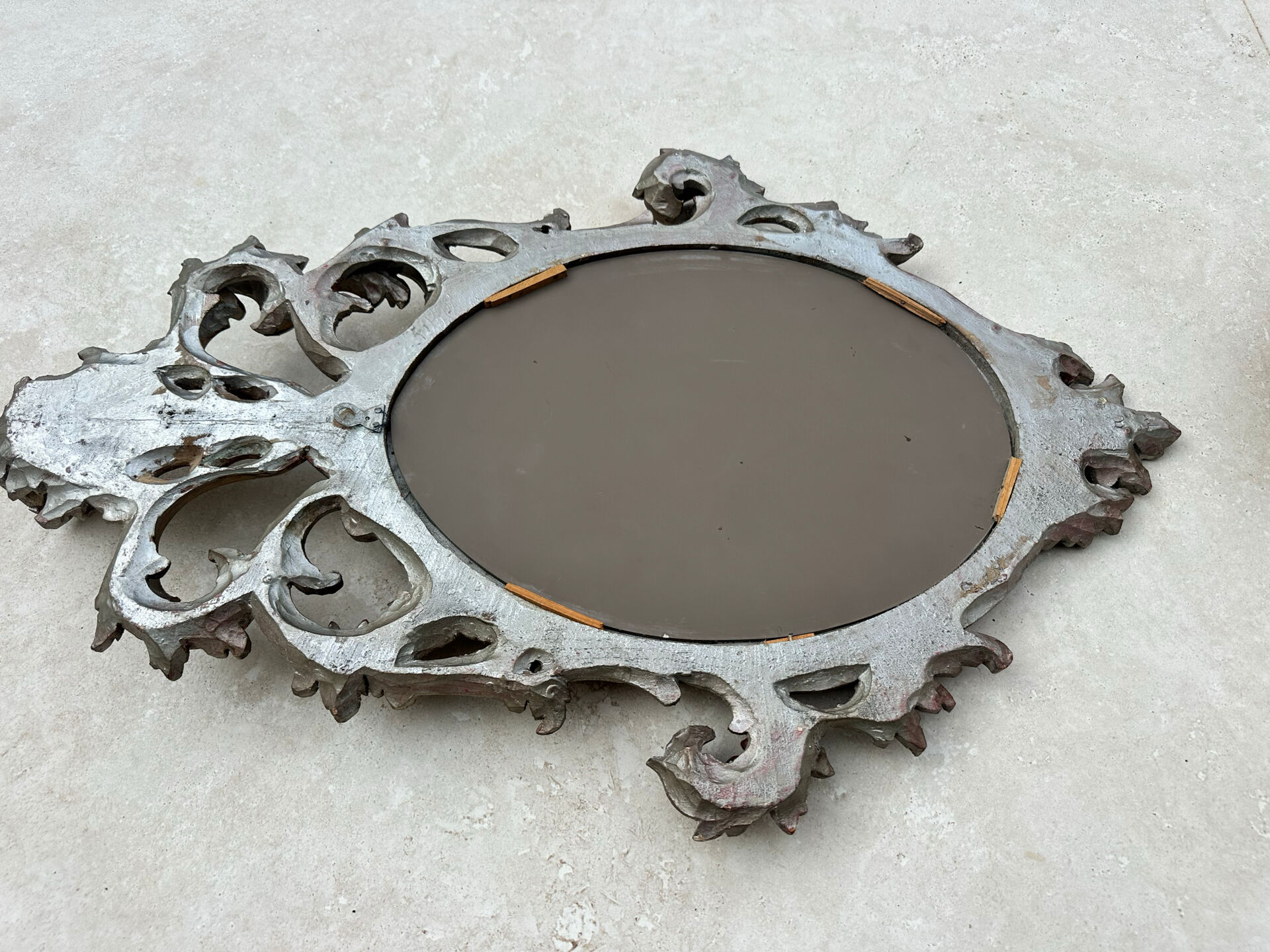 Miroir en bois doré sculpté .