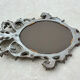 Miroir en bois doré sculpté .