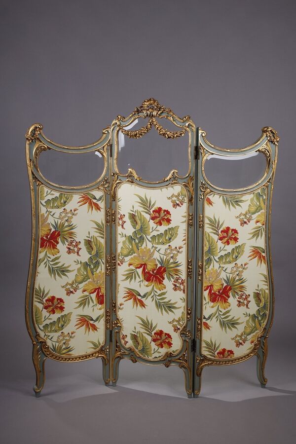 Paravent de Style Louis XV à trois feuille en bois mouluré et tissus brodé