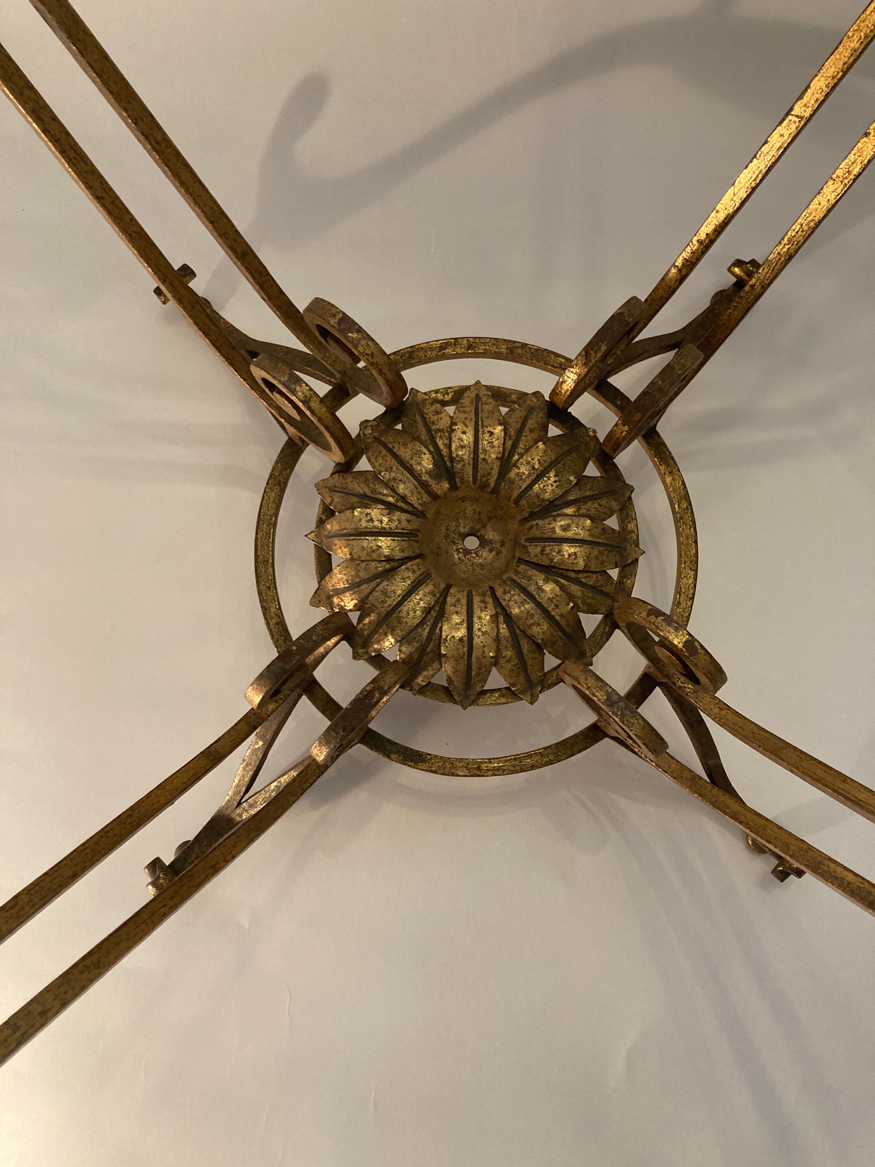 Table basse dorée en fer forgé Italie années 1940