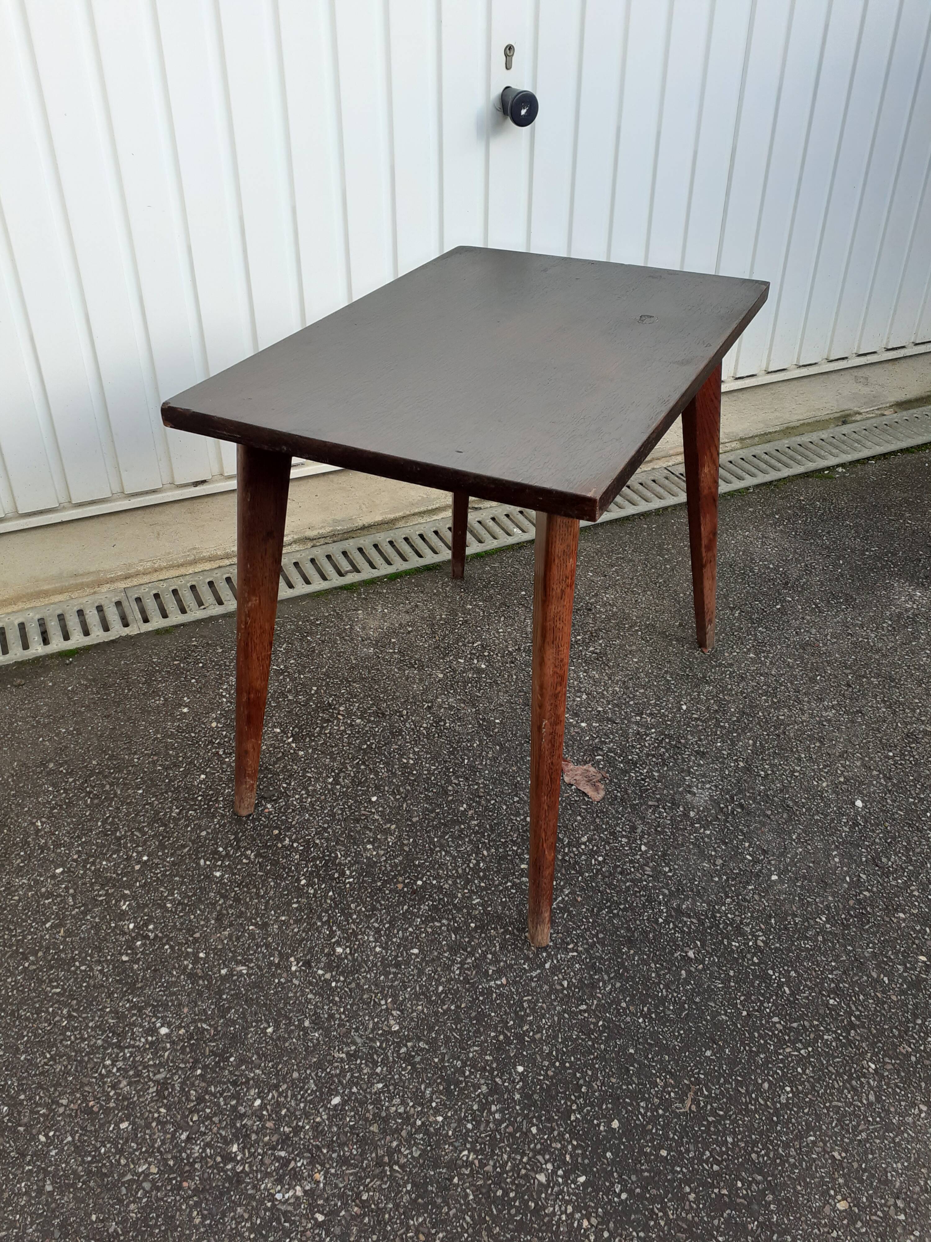 Tapered legs coffee table