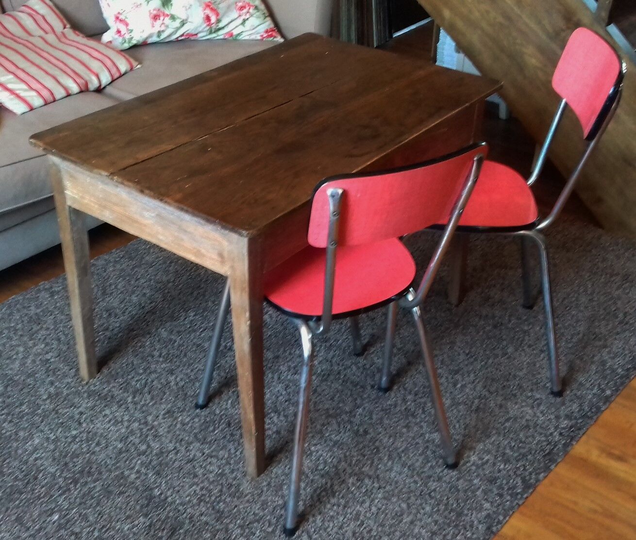 Lot 2 formica chairs