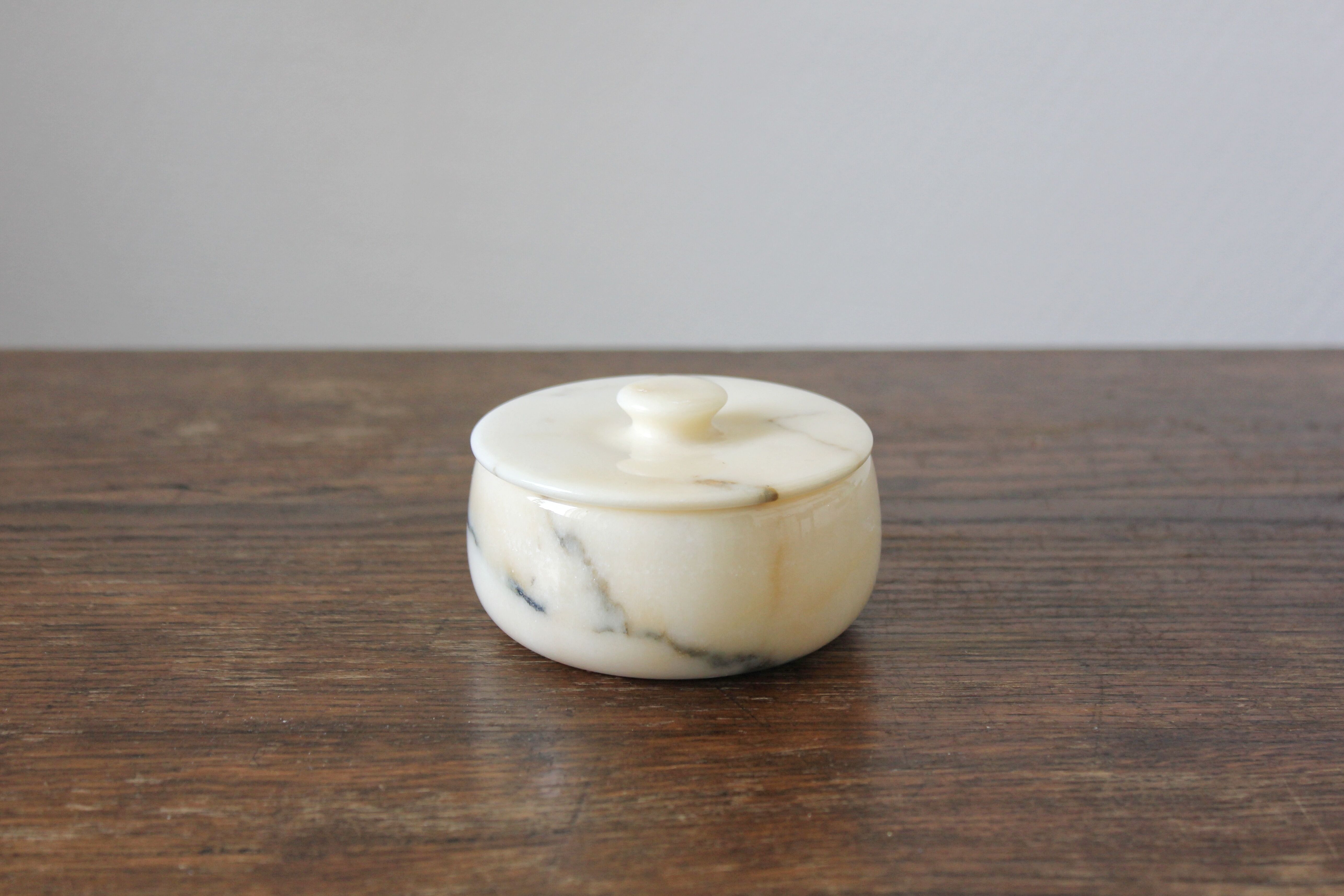 Round box in vintage beige marble