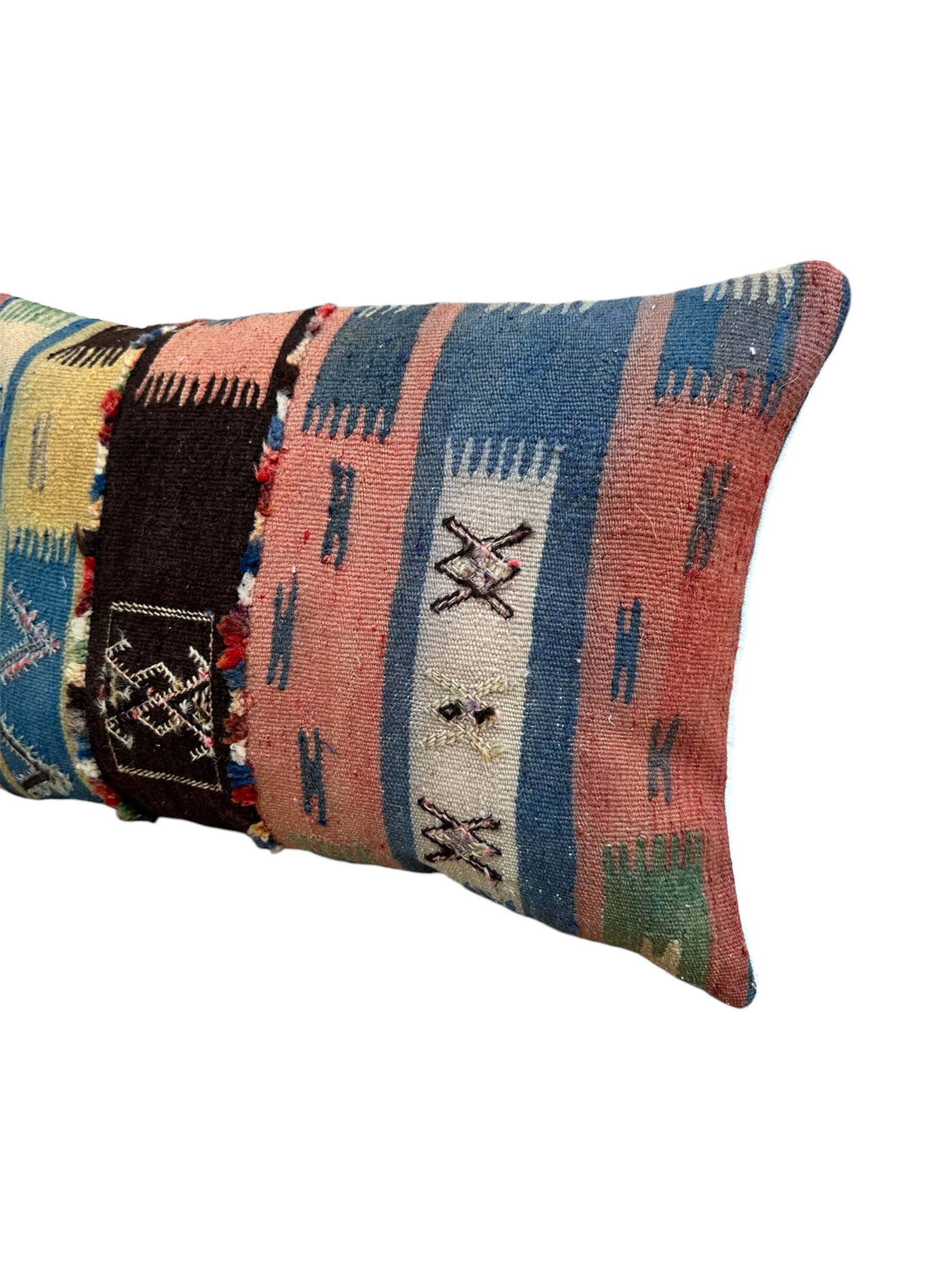 Magnifique coussin Kilim berbère vintage du Maroc