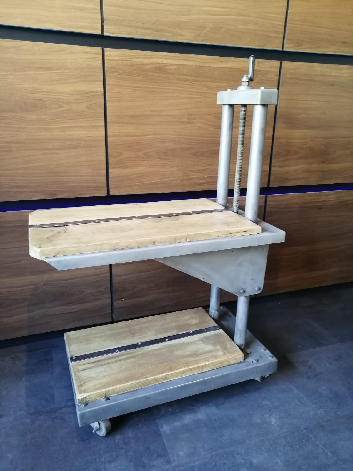 Industrial lift table