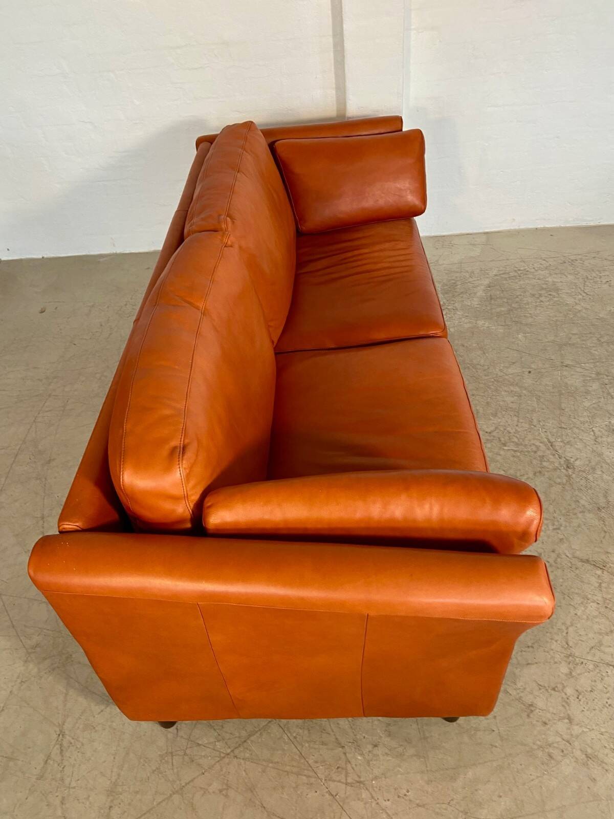 Canapé en cuir cognac vintage rétro pour 3 personnes danois