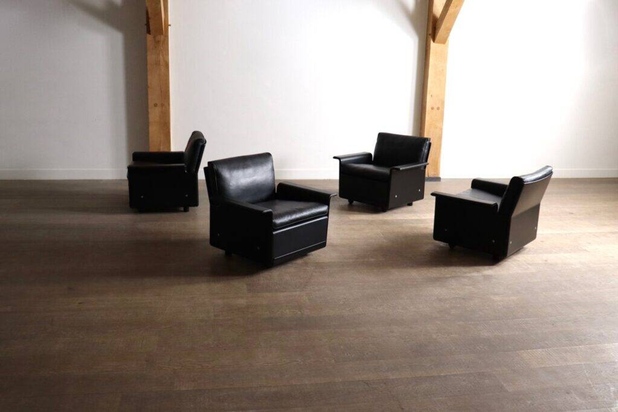 Pair of Dieter Rams Model 620 lounge chairs black leather for Vitsoe 1980s