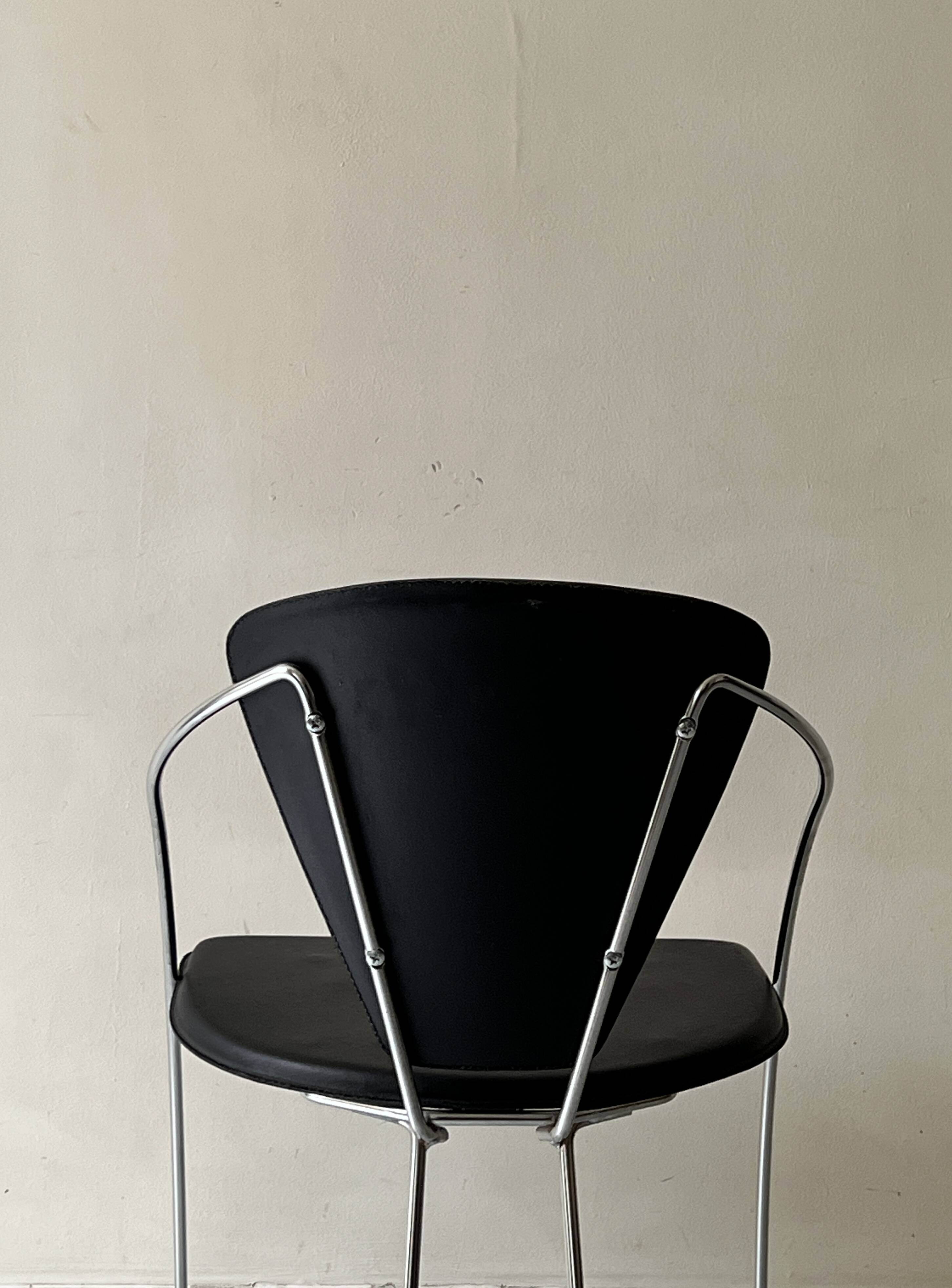 Cantilever wire chair in metal and black leather - Linda de Arrben, Italy 80