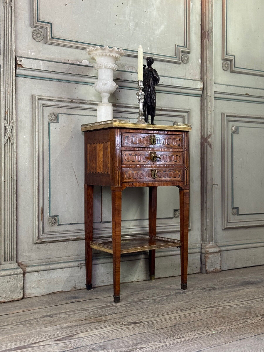 Table d’appoint ou chiffonnière Louis XVI en bois de plaquage, galerie de laiton, fin du XVIIIè
