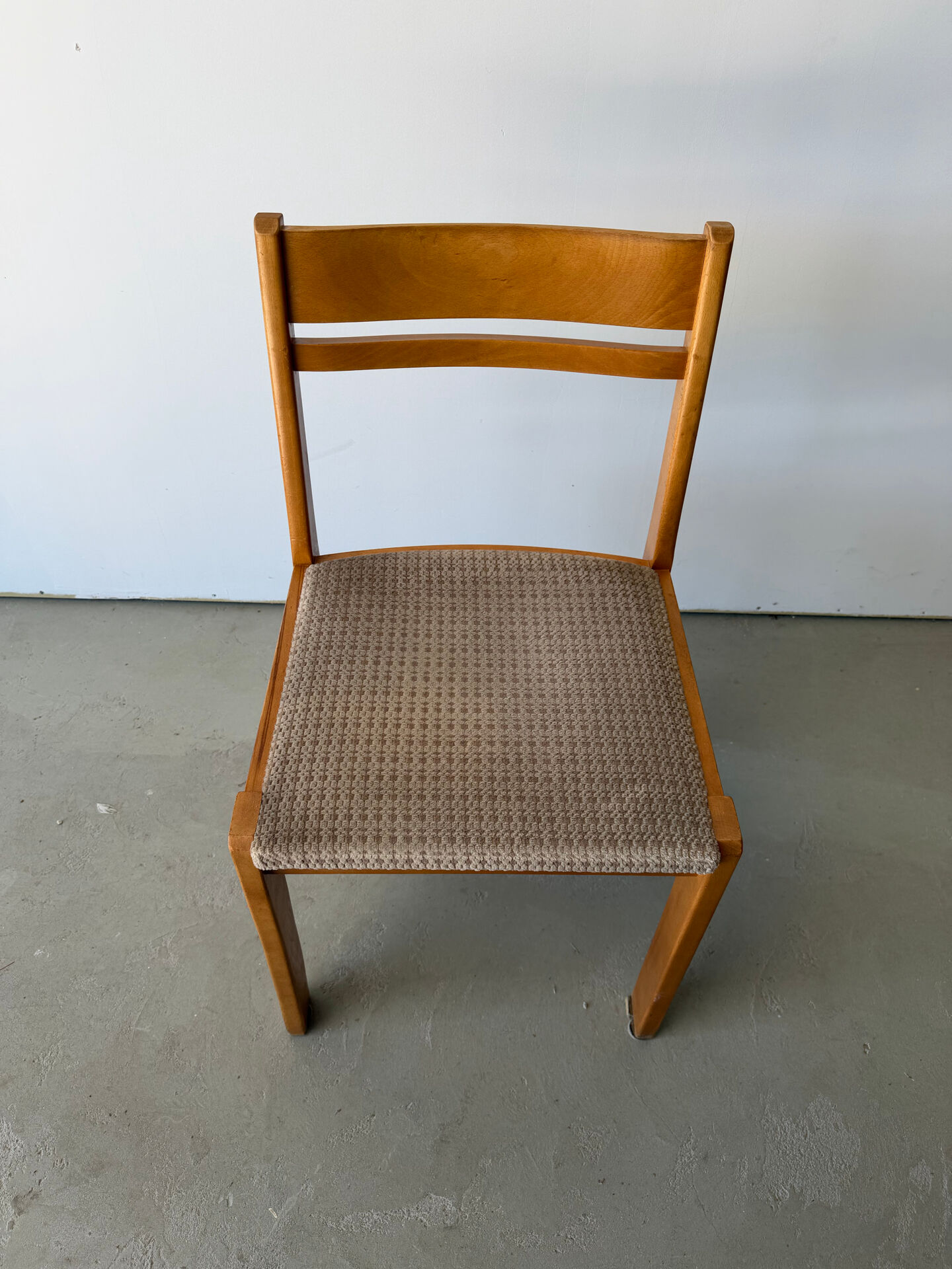 Série de 5 chaises design en orme massif vintage des années 80
